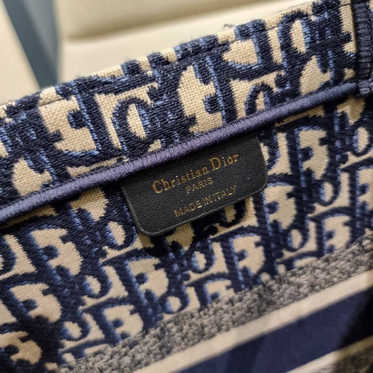 VIP 】HOT ARRIVAL!! DIOR CD SHOPPING BAG WITH GWP กระเป๋าทรงช้อปปิ้งใบใหญ่ จุใจ!! พรีเมี่ยมกิ๊ฟรุ่นดับเบิ้ลฮอต ดีไซน์คลาสสิควินเทจ สวยหรู วัสดุผ้าแคนวาสลายกราฟฟิค ภายในโล่งกว้างมากๆ ใส่ของจุสุดๆ โน้ตบุ้ค ไอแพด กระเป๋าสตางค์ มือถือ หรือเสื้อผ้ายังได้ สะพายค