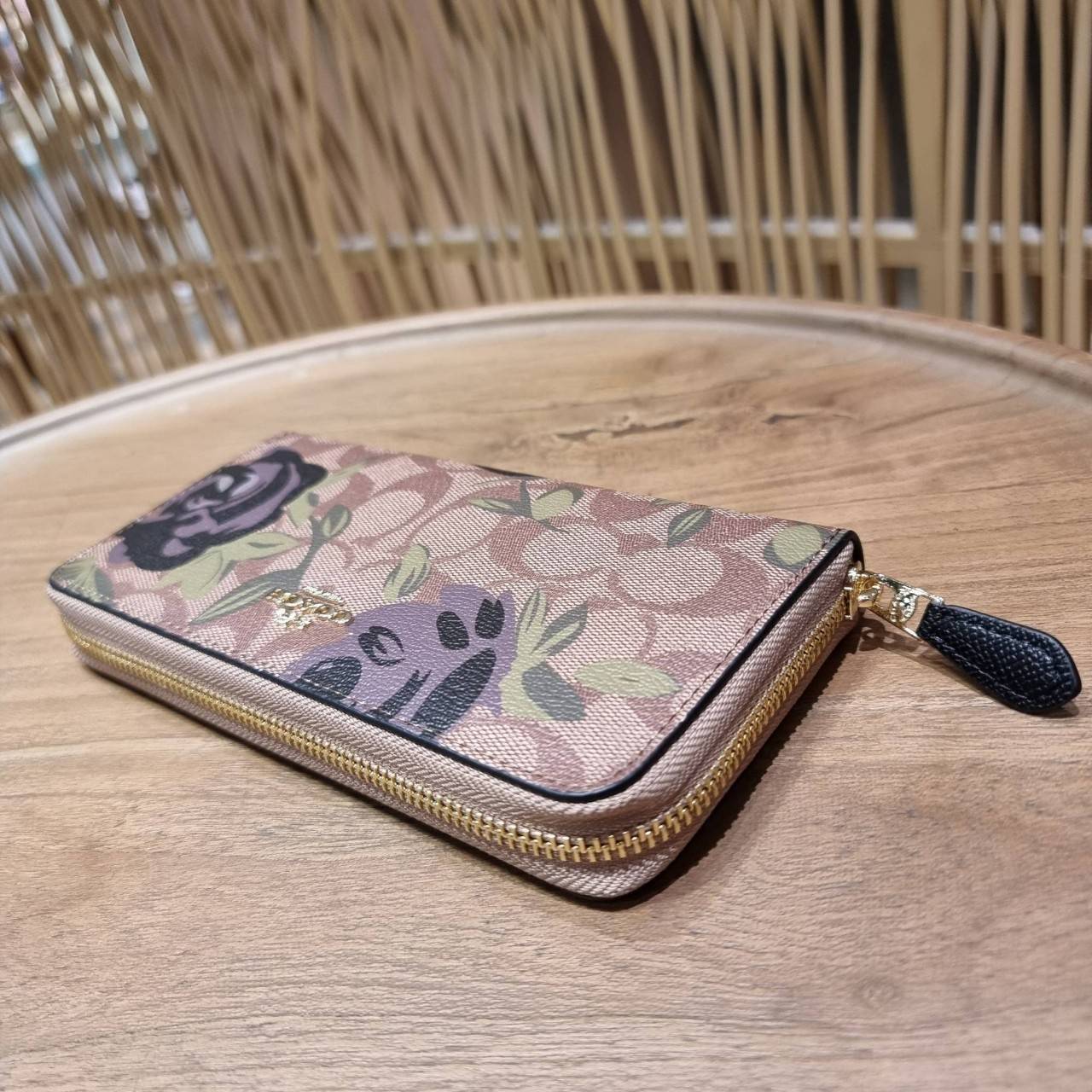 COACH ACCORDION ZIP WALLET IN SIGNATURE CANVAS WITH PRAIRIE ROSE / JUMBO FLORAL / CAMO ROSE FLORAL / MEDLEY BOUQUET PRINT ((F31572/F39189/F26290/F2859)) สวยคลาสสิคไม่มีใครเกิน!! กระเป๋าสตางค์ใบยาว ลวดลายสวย สีสันโดดเด่น วัสดุหนังแคนวาสเคลือบ เปิด-ปิดด้วยซ