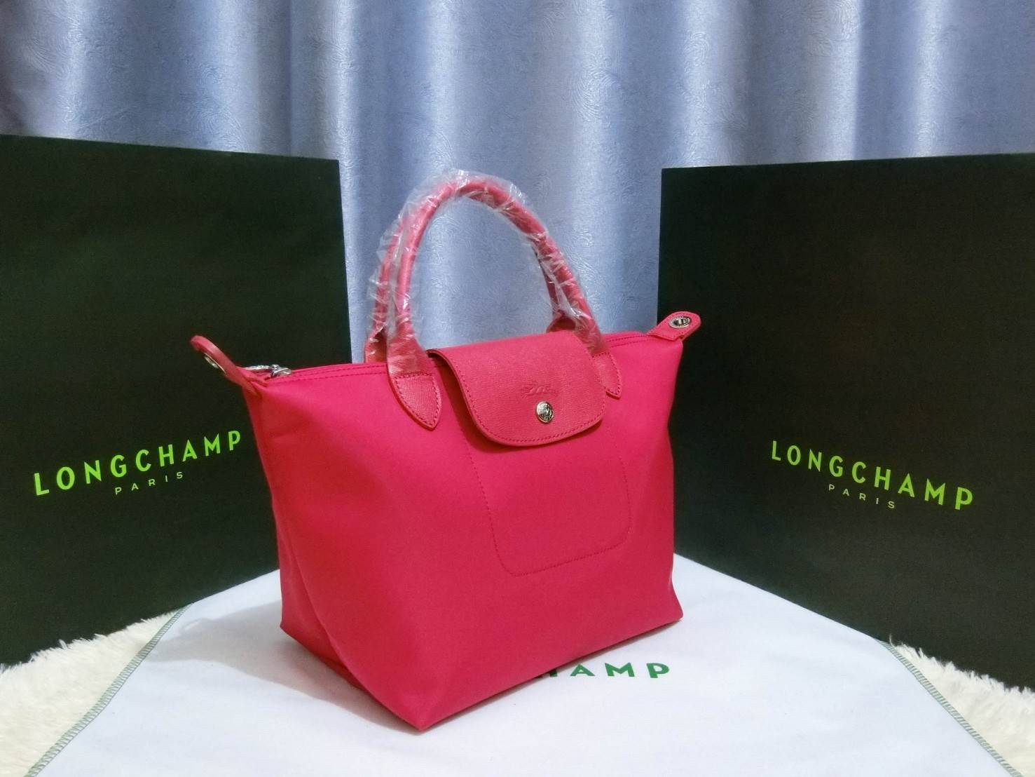 Longchamp Size S สินค้าใหม่ ของแท้!! เป็นล็อตผลิตเกินออเดอร์จากโรงงาน มาพร้อมการ์ด/ถุงผ้าแบรนด์/ถุงกระดาษแบรนด์ Size S: 25 x H. 23 x 16 cm. Color: Rose Pink 270