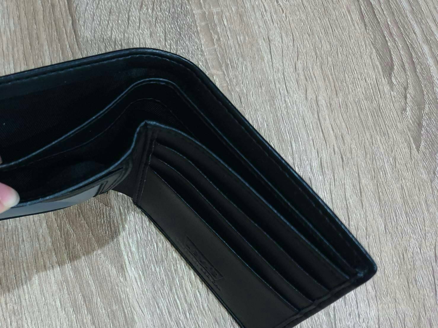 Levi’s Belt and Wallet Gift Set ในเซตประกอบด้วยกระเป๋าสตางค์พับสองตอนและเข็มขัดวัสดุหนังคุณภาพดี กระเป๋าสตางค์ปั้มโลโก้ด้านหน้าภายในมีช่องใส่บัตรและธนบัตรแยกเป็นสัดส่วน เข็มขัดหนังกลับใช้ได้ในทุกโอกาสนะคะ