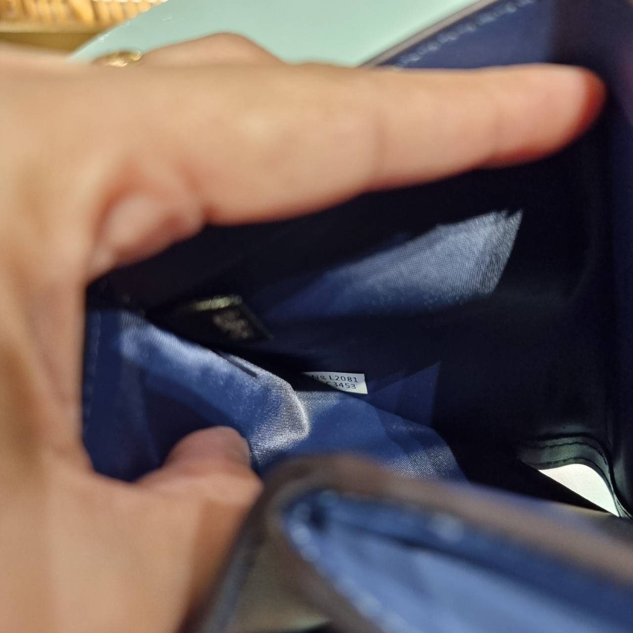 COACH 3453 MEDIUM CORNER ZIP WALLET IN SIGNATURE CANVAS WITH KAFFE FASSETT PRINT ดีไซน์ใหม่ล่าสุด!! คอลเลคชั่นลายพริ้นท์ เพิ่มลูกเล่นให้กระเป๋าสตางค์ของคุณ กับกระเป๋าสตางค์ใบกลาง ขนาดกำลังเหมาะมือ วัสดุหนังแคนวาส ดูแลรักษาง่าย มีช่องใส่บัตรและธนบัตรครบ แล