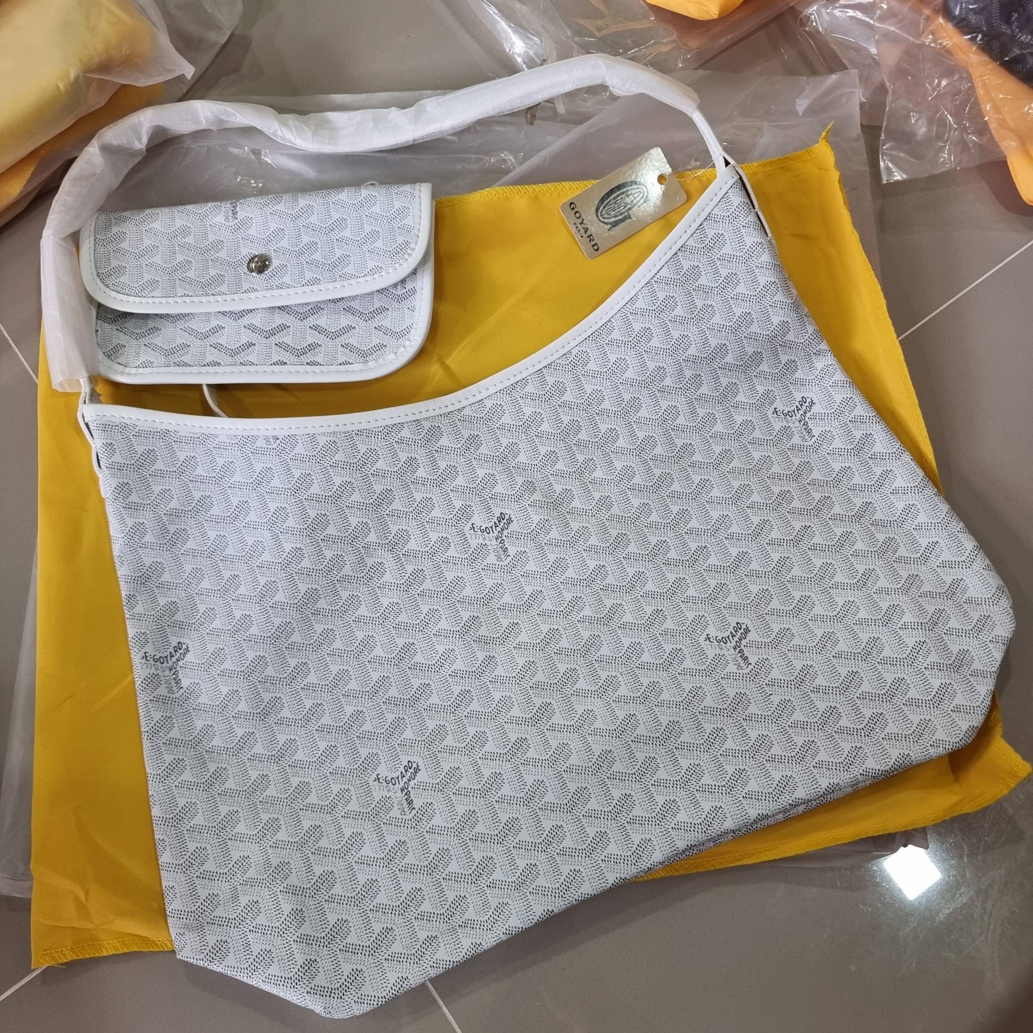 GOYARD BOHEME HOBO BAG / GOYARD HOBO กระเป๋าสะพายทรงโฮโบ ใบใหญ่จุใจ!! มาครบสีขายดี เลิศทุกสี รูปทรงคลาสสิค ดีไซน์เป็นเอกลักษณ์ วัสดุหนังแคนวาสพิมพ์ลายสวยคม ปากกระเป๋ามีซิปเปิด-ปิดกันของหล่นได้ ภายในโล่งกว้างมาก มาพร้อมสายคล้องในตัว ทนทาน สะพายสวยๆได้ทุกวั