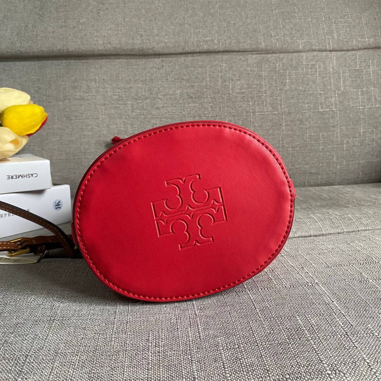 TORY BURCH T Monogram Embroidered Mini Bucket Bag ถูกหรือแพงต้องแดงไว้ก่อนเลยค่ะ ^^ กระเป๋าทรงบักเก็ตใบเล็กน่ารัก สุดหรูหรา ทรงสวย โด่ดเด่นลายพิมพ์ monogram วัสดุหนังอย่างดี เปิด-ปิดแบบหูรูด ล็อดด้วยปุ่ม อะไหล่ทองสวยงาม มาพร้อมสายยาว ปรับสายได้ ถอดสายได้ 