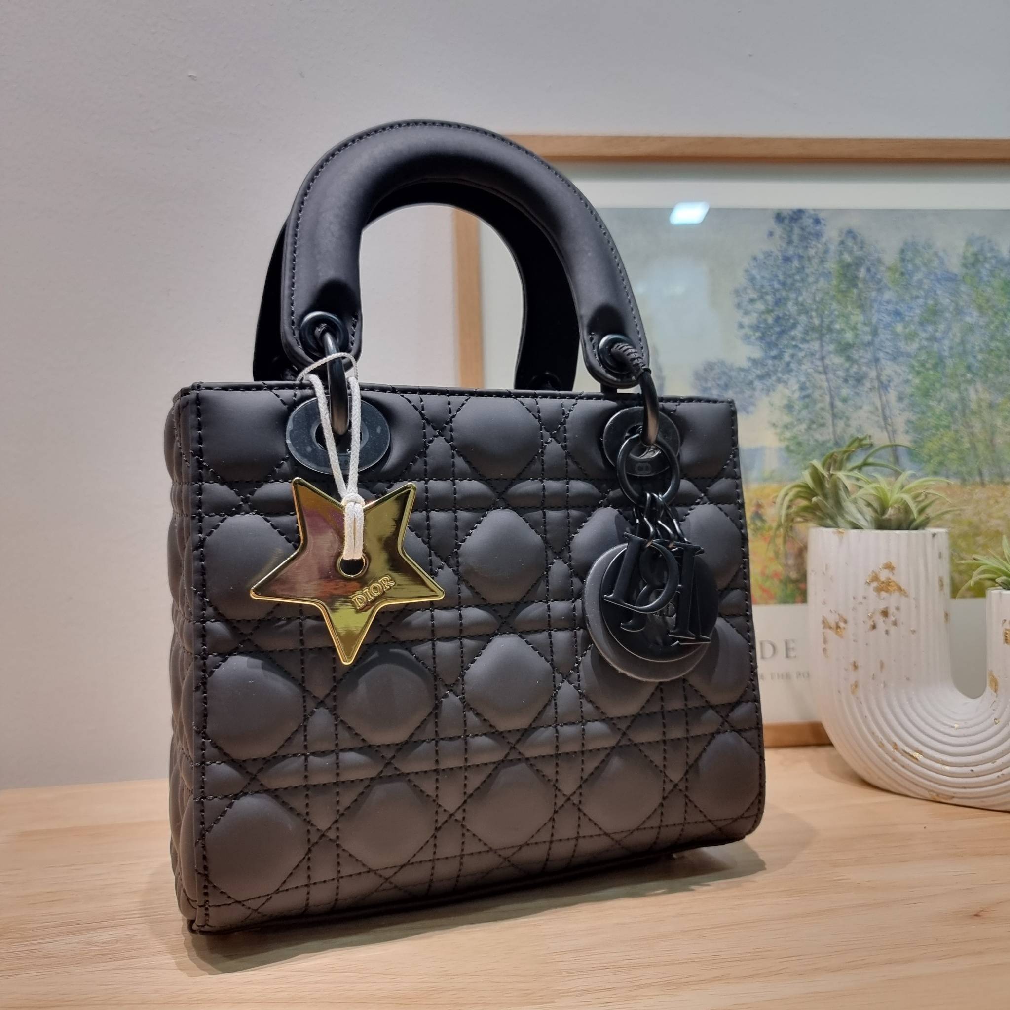 SMALL LADY DIOR MY ABCDIOR BAG Ultramatte Cannage Calfskin / CD LADY ULTRAMATTE BAG พร้อมส่ง กระเป๋าสะพายข้าง ดีไซน์เรียบง่าย แต่แฝงไปด้วยความหรูหรา ทรงกล่องคลาสสิค โดดเด่นด้วยพวงกุญแจอะไหล่สีเดียวกับตัวกระเป๋า ผิวแมทท์ ลายเส้นซ้อนทับสวยงาม