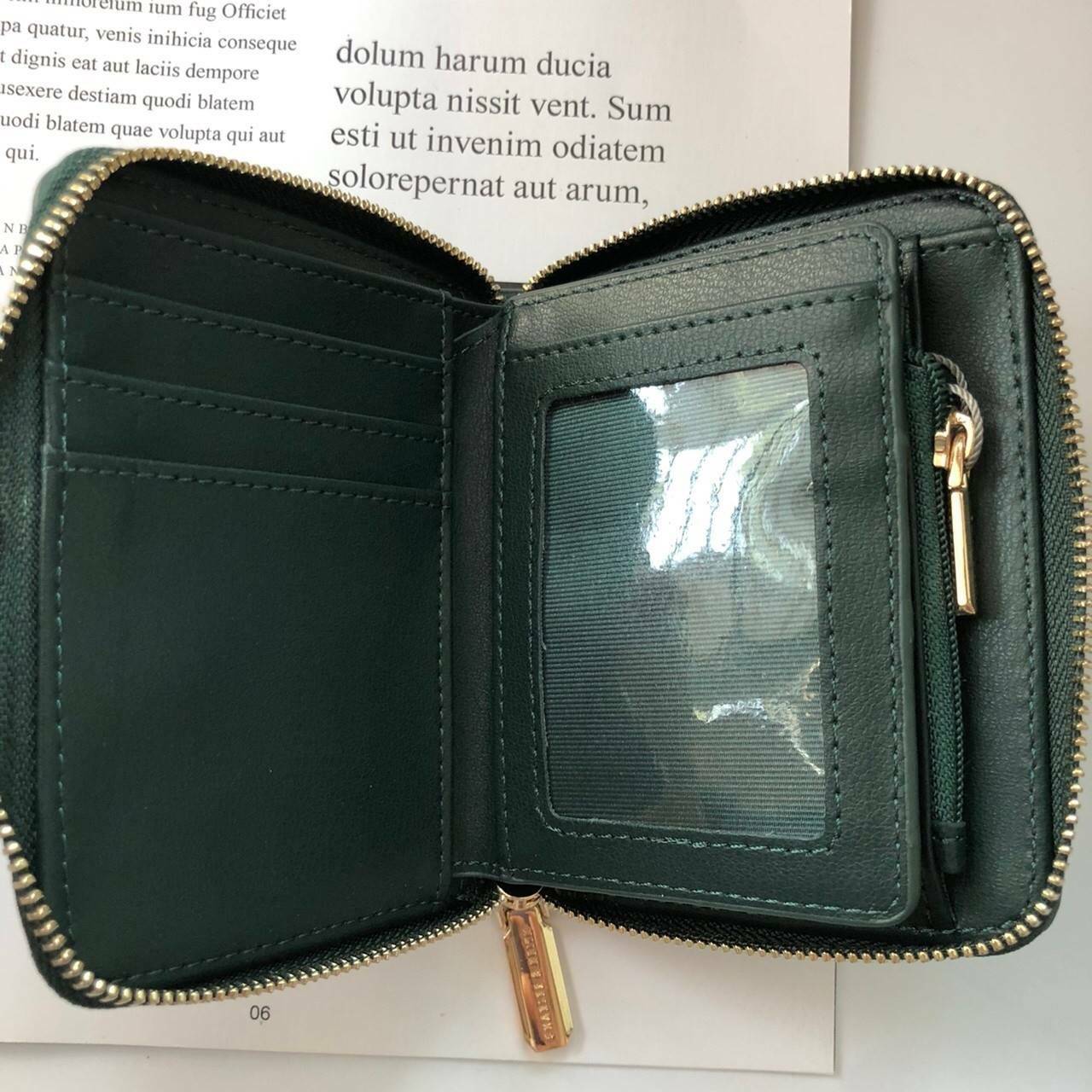 กระเป๋าสตางค์ใบสั้น CHARLES & KEITH เปิด - ปิดกระเป๋าด้วยซิปรอบ ด้านในมีช่องใส่บัตร ช่องใส่ธนบัตร ช่องใส่รูป และช่องซิปค่ะ