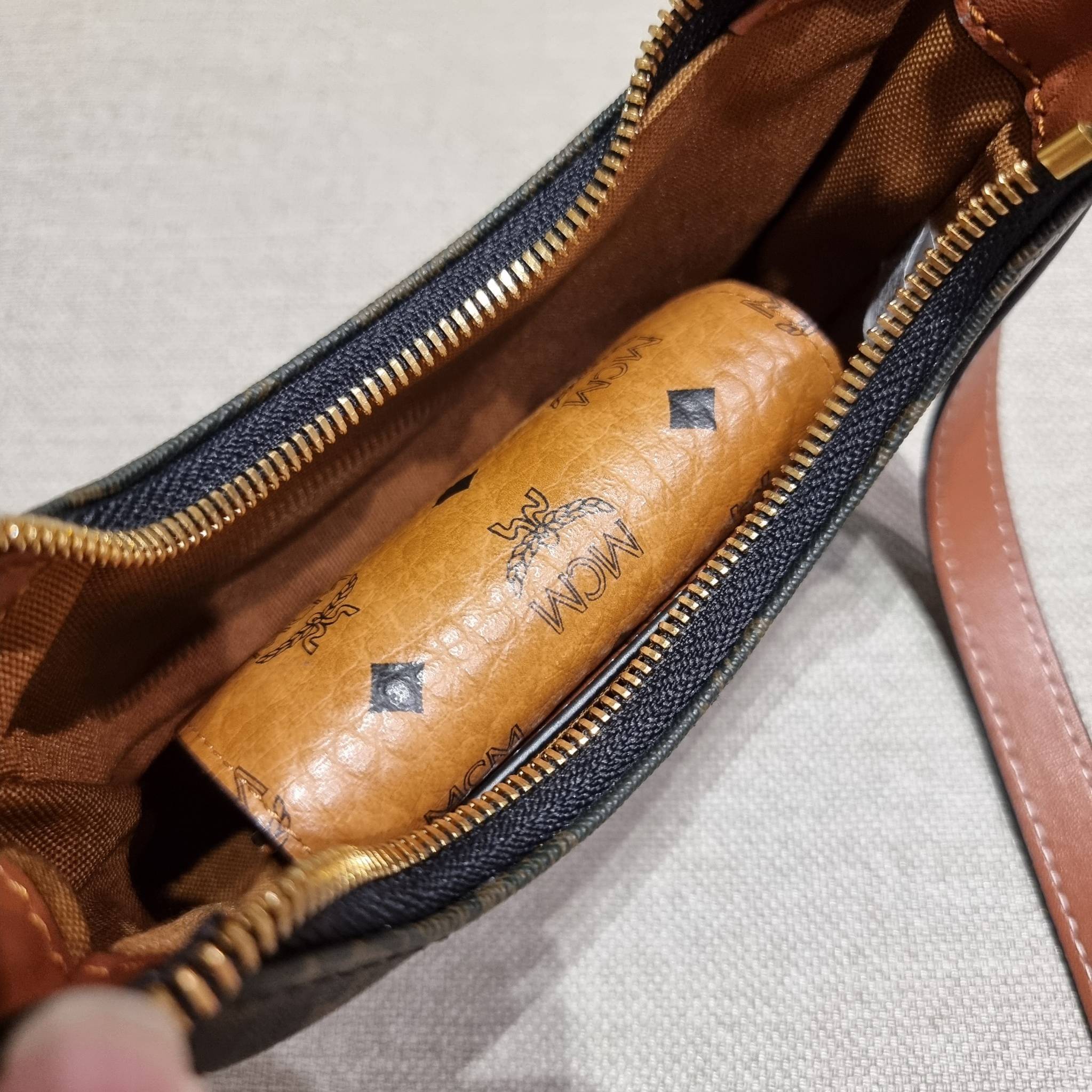 CELINE MINI AVA IN TRIOMPHE CANVAS AND CALFSKIN สวยเกินต้านกับน้องมินิ รุ่นสุดปัง ที่ใครเห็นก็ต้องว้าว กับกระเป๋าสะพายไหล่ ไซส์มินิ น้องน่ารักม้ากกก!! ไม่ไหว!! รูปทรงที่ไม่เหมือนใคร ใช้งานง่าย วัสดุหนังแคนวาสตัดสลับหนังแท้ สวยลงตัว รูดเปิด-ปิดด้วยซิป สายส