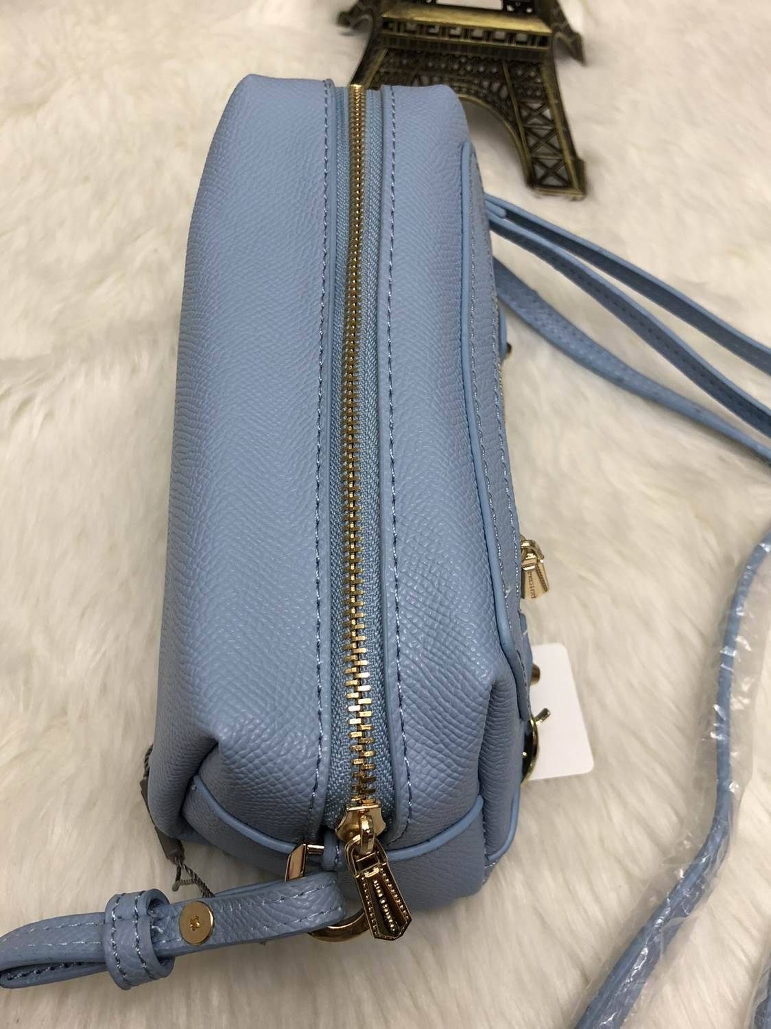 New in!!! Best Seller CHARLES & KEITH MINI BAG พร้อมส่งอีกรอบรุ่นขายดี พร้อมสีใหม่หายากค่ะ!!! กระเป๋าสะพายข้างหรือครอสบอร์ดี้ร์ได้ค่ะ รูปทรงสวย หนังนิ่ม ด้านหน้าสกรีนโลโก้แบรนด์ มีช่องซิปเล้กสำหรับใส่ของจุกจิกค่ะ พร้อมแต่งดีเทลอะไหล่ทองแบบแบรนด์ดังเพิ่มคว
