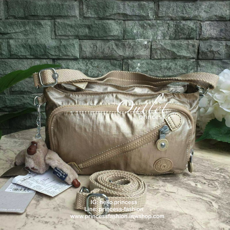 Kipling milos crossbody bag (K13696) กระเป๋าสะพายข้าง crossbody ขนาดกำลังดี มี 2 สาย สายสะพายสั้น ถือเป็นทรงพอรช์(pochette)ถอดเปลี่ยนสลับกับสายยาวได้ มีช่องซิปใช้งาน3ช่อง 2ช่องใหญ่ภายในมีเล็กแยกเป็นสัดส่วน ใส่มินิไอแพค กระเป๋าสตางค์ยาวได้ ด้านหน้ามีช่องซิ