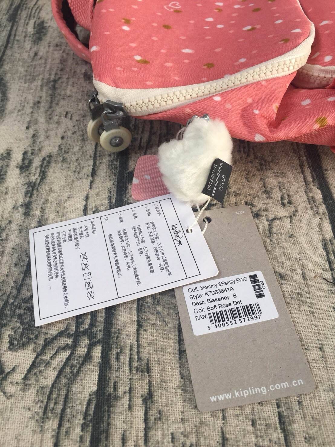 กระเป๋าเป้ Blakeney ไซส์ S จาก KIPLING ที่ออกแบบมาสำหรับผู้หญิง มาพร้อมดีไซน์เบาะรองรับหลัง ซึ่งเหมาะสำหรับ active lifestyle สามารถเก็บของได้อย่างจุใจแต่มีน้ำหนักเบา รวมถึงมีคุณสมบัติกันน้ำช่วยป้องกันให้ของในกระเป๋าปลอดภัยไร้กังวล