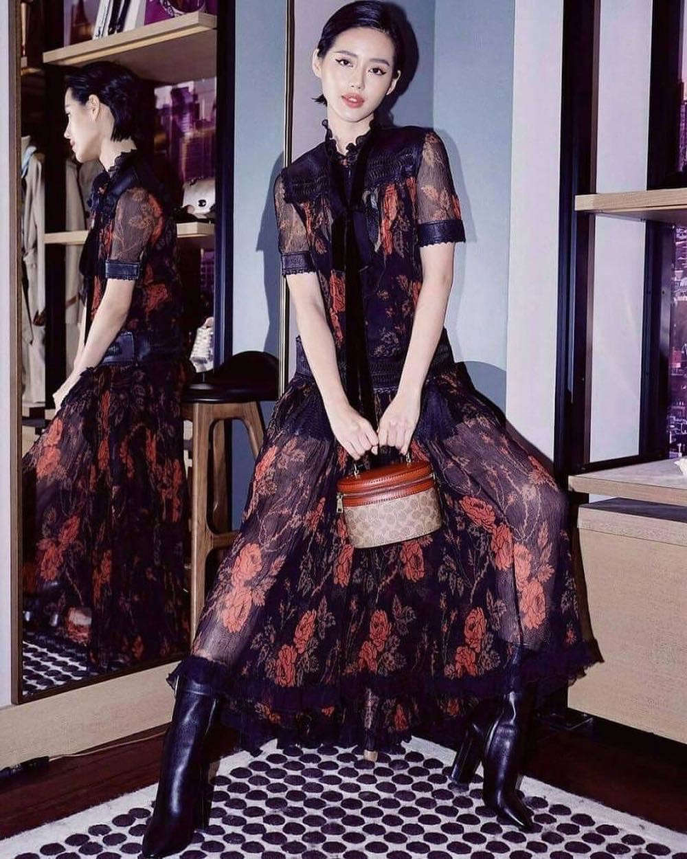 Coach Selena Trail Signature Bag กระเป๋าทรงกล่องใหม่ล่าสุด ภายในกว้าง ใส่ของได้จำนวนมาก มาพร้อมสายสะพายcrossbody ที่สามารถปรับระดับได้ ใครยังไม่มีห้ามพลาดแล้วนะคะ สามารถสะพายไปทำงาน หรือไปเที่ยวชิวๆเก๋ๆ