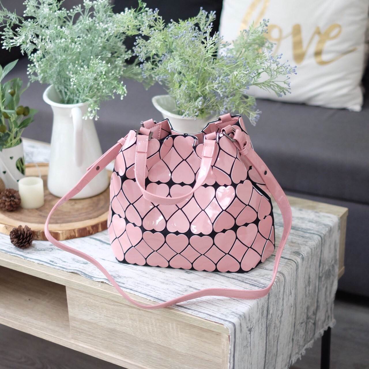 ใหม่ล่าสุด !! น่ารักปรอทแตก รุ่น Over Heart💕 ลาย หายาก ปรับทรงได้ 2 แบบ สวยรับประกันเลยค่า ( มาจำนวนจำกัด) 👉🏻👉🏻กระเป๋า จากแบรนด์ David Jones กระเป๋าสะพายข้างดีไซน์เกร๋มาก สีสวยหรูมาก ขนาดกะลังดีเลย น้ำหนังเบามากคะ