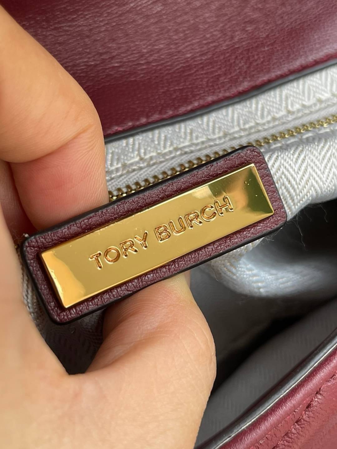 Small : Tory Burch Kira Chevron Small Convertible Shoulder Bag เป็นกระเป๋าที่ใช้ในการออกงานสำคัญหรือวันที่มีปาร์ตี้สังสรรค์ คุณควรเลือกใช้กระเป๋าที่มีดีไซน์สะดุดตา เพราะจะช่วยยกระดับและเพิ่มเสน่ห์ให้กับตัวคุณเองมากยิ่งขึ้น หากเป็นงานทางการ เช่น งานราตรีสุ