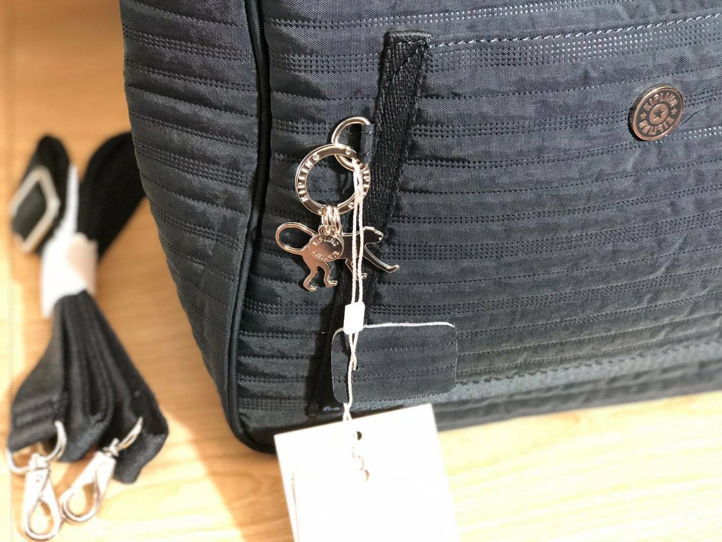 KIPLING NAMYA กระเป๋าถือทรงสวยจาก KIPLING ช่วยเสริมลุคให้ผู้ถือดูโดดเด่นกว่าคนอื่นและเป็นที่สนใจมาพร้อม สายปรับได้ หูหิ้วคู่ ผิวกันน้ำปากกระเป๋าเปิดปิดแบบซิป ภายในมีช่องใส่โทรศัพท์ แยกเก็บของเป็นสัดส่วน ด้านหน้าประดับด้วยโลโก้แบบกลม ที่ห้อยกุญแจและพวงกุญแ