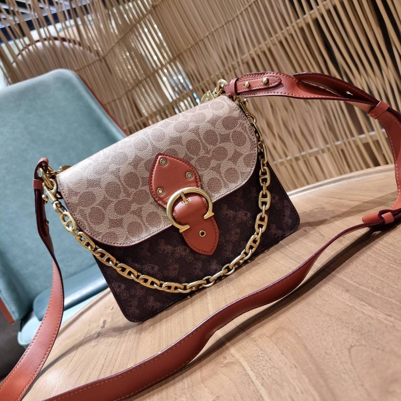 COACH C2418 BEAT SHOULDER IN SIGNATURE CANVAS WITH HORSE AND CARRIAGE PRINT กระเป๋าสะพายดีไซน์เลิศสุดหรู ปังกับดีเทลที่สุดใบนี้ เพราะมาพร้อมสายถึง 3 แบบ สลับใช้ไปรัวๆ หลากหลายไม่จำเจ สวยได้ทุกวัน เปิด-ปิดด้วยกระดุมแน่นหนา ภายในเป็นช่องโล่ง แบ่งสัดส่วน ใส่