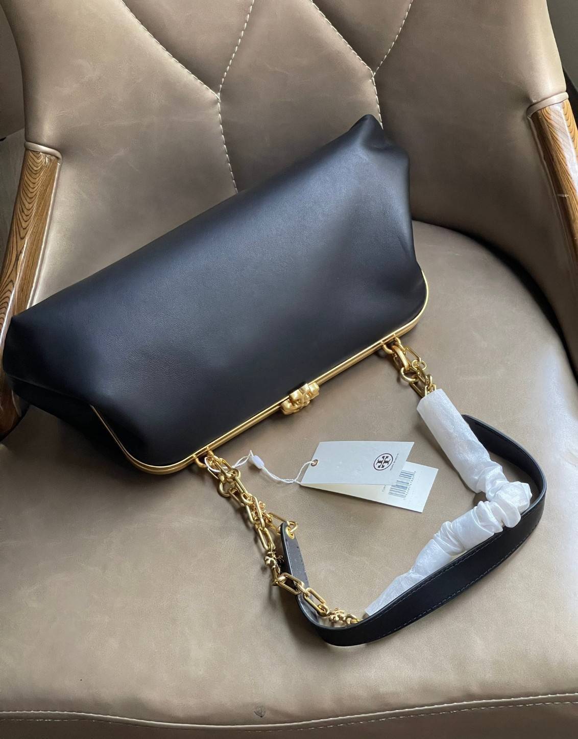 ของแท้ 💯% Tory burch Cleo Bag โดดเด่นด้วยรูปทรงที่เพรียว เรียบโก้ และเด่นชัด สื่อสารถึงบริบทของความร่วมสมัยได้อย่างลงตัว