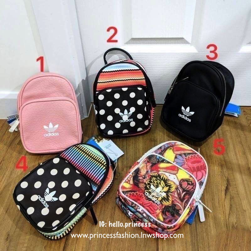 ADIDAS 2WAY MINI BACKPACK Y2018 กระเป๋าเป้หรือสะพายสไตล์ Sport รุ่น Limited Edition ขนาดมินิ กำลังดี กันน้ำ น้ำหนักเบา ด้านหน้ามีโล้โก้และช่องซิป เปิดปิดด้วยซิปสะดวกใช้ หัวซิปแบรนด์ ภายในมีช่องใส่ของ หูจับถนัดมือ สายสะพายลายสวยเก๋เลื่อนปรับได้ freesize สา