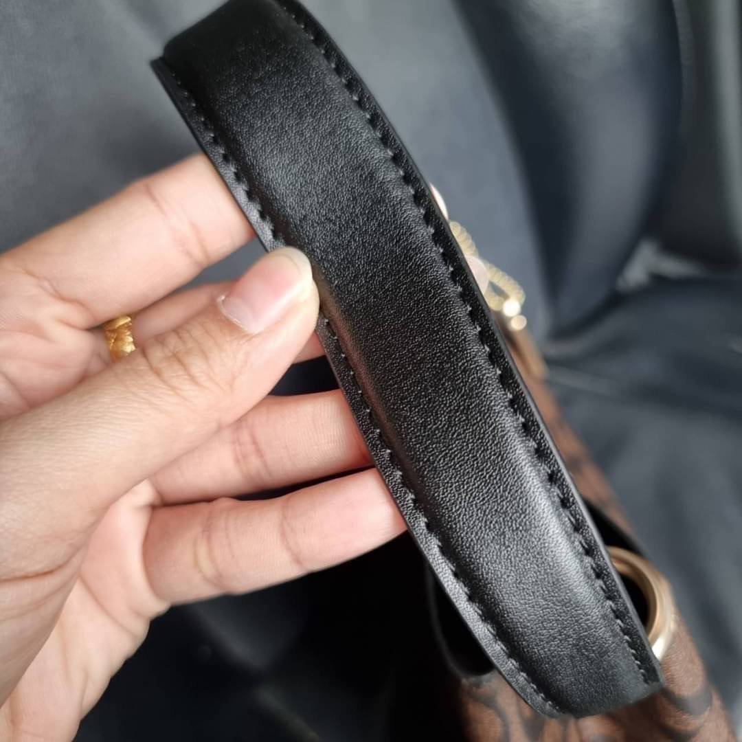 COACH 2312 SMALL TOWN BUCKET BAG IN SIGNATURE CANVAS รุ่นยอดนิยมใบเล็กมาครบสีแล้วจ้า กระเป๋าทรงบัคเก็ต สีผู้ดี๊ผู้ดี ตัวกระเป๋าดีไซน์คลาสสิคลายซี ดูโดดเด่น วัสดุหนังแคนวาสเคลือบลาย สวยคมทุกมุมจริงๆ!! เปิด-ปิดด้วยกระดุมแม่เหล็กทั้ง 2 ฝั่ง ภายในเป็นช่องโล่ง