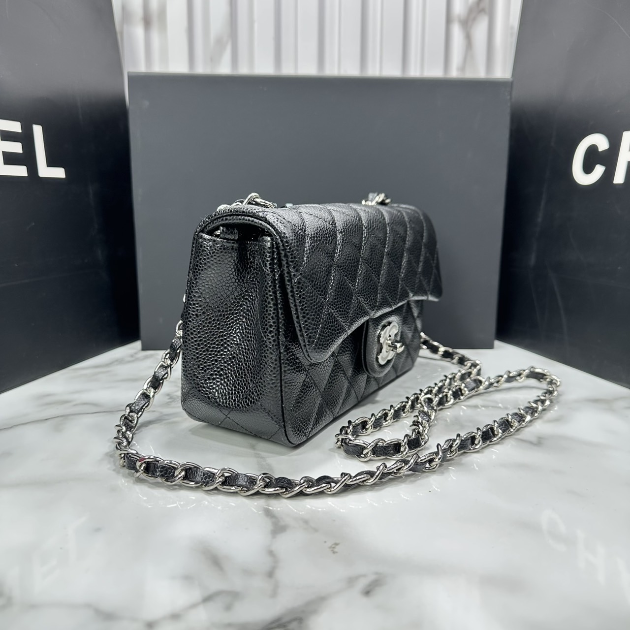 ORI หนังแท้ | CHANEL Classic 20cm shoulder bag กระเป๋าสะพายรุ่นยอดนิยม หรูหราระดับตำนาน สวยงามเหนือกาลเวลา