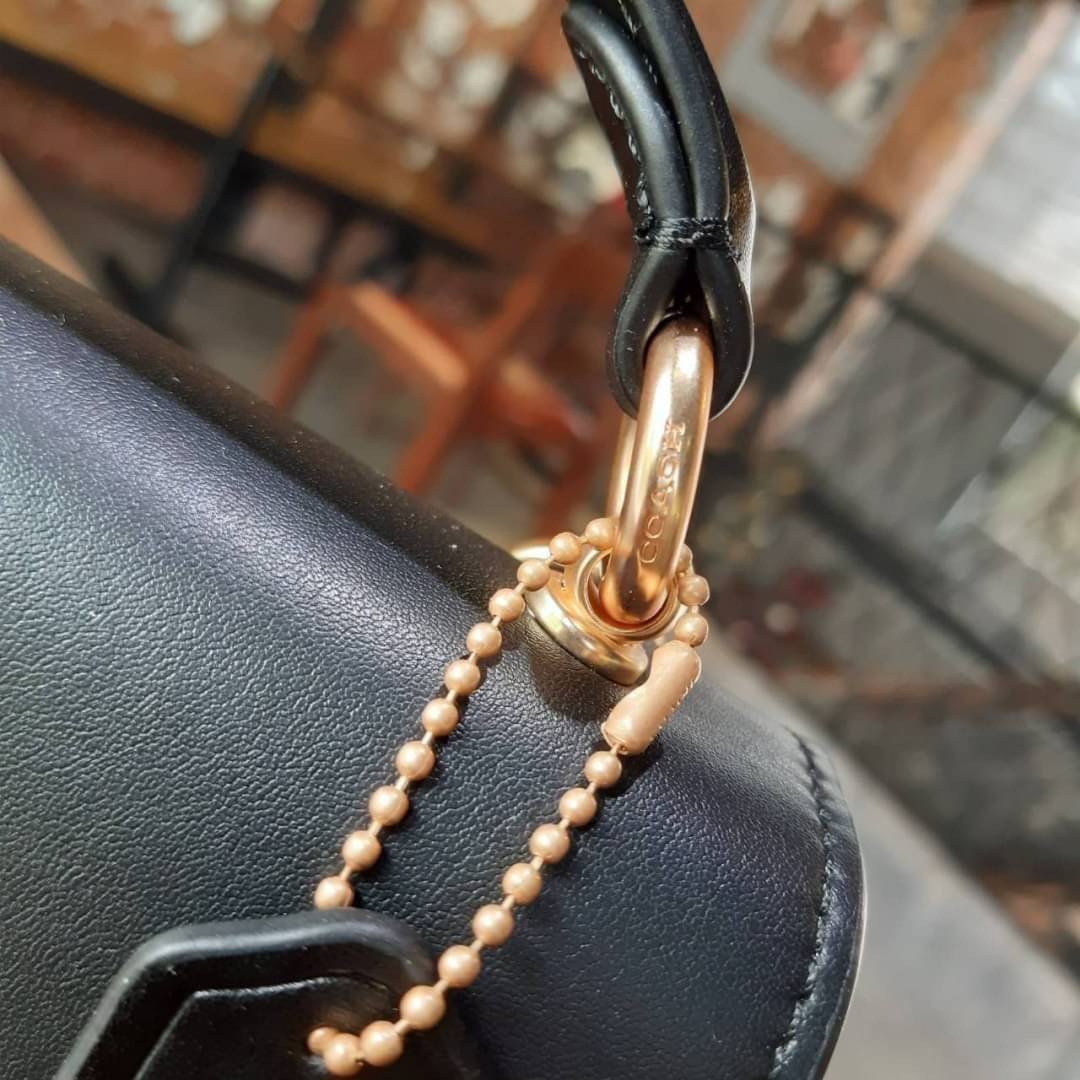 COACH TILLY SATCHEL 23 IN SIGNATURE CANVAS ((C1802//C1439/C1435)) กระเป๋า crossbody สวยหรู ขนาดใหม่ พร้อมสีมาใหม่!! ดีไซน์ย้อนยุค วัสดุหนังแคนวาสเคลือบลายสลับหนังแท้ มาพร้อมหูจับในตัว และสาย crossbody ปรับได้ตามตัว เปิด-ปิดด้วยตัวบิดล็อค ภายในโล่ง บุกำมะห