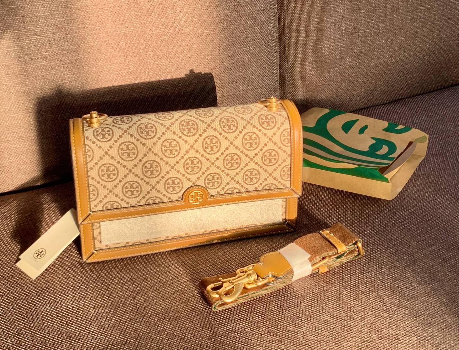คุณภาพจัดเต็มกันเลยค่าา😘Tory Burch T Monogram Jacquard Shoulder Bag ห้ามพลาด! กระเป๋าสะพายแบบครอสบอดี้ร์ วัสดุJacquard+หนังแท้ชั้นดี ได้ลงตัวสวยงาม รูปแบบร่วมสมัยตามแบบฉบับแบรด์ได้ดีทีเดียวค่ะ! เปิดปิดกระเป๋าแบบอะไหล่แบรนด์ล็อคแม่เหล็ก