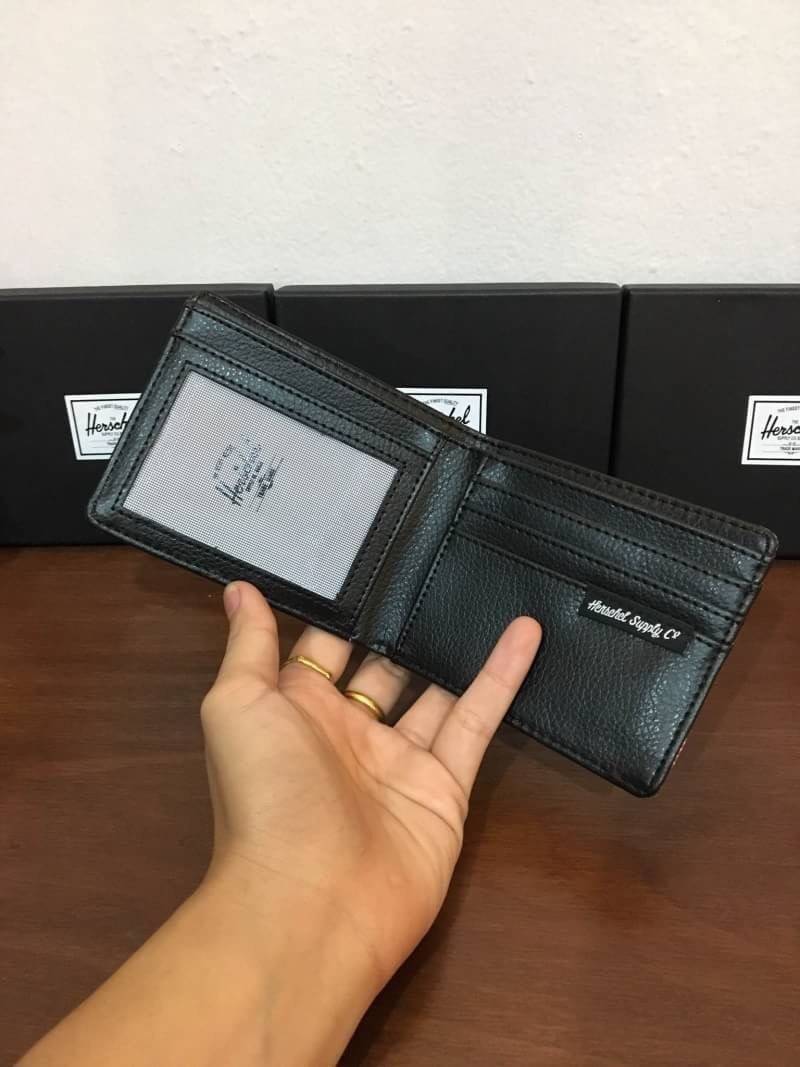 กระเป๋าสตางค์ Herschel Roy Wallet การออกแบบก็เน้นใช้งานพกสะดวกกระเป๋าสตางค์ใบไม่ใหญ่ขนาดมาตราฐาน ช่องใส่บัตร 5 ช่อง ป้ายโลโก้ Herschel แบบป้ายทอคลาสสิค ขนาดกำลังดีเหมาะมือ ถ้าซื้อให้เป็นของขวัญบอกเลยว่าถูกใจแน่นอนค่ะ