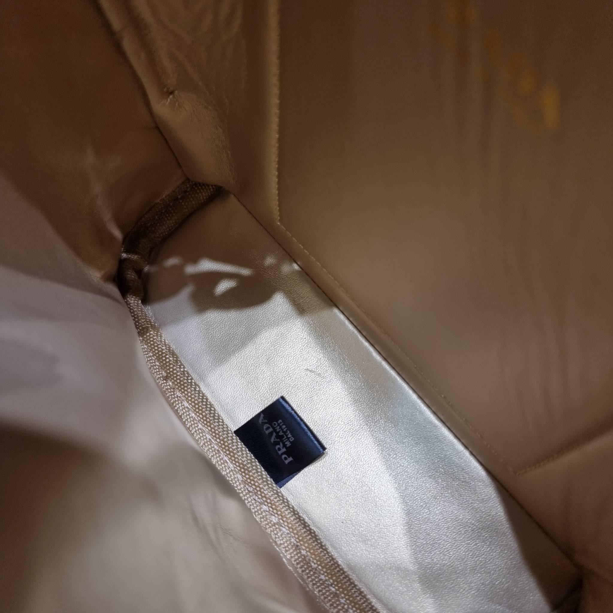 PRADA SMALL PANIER CRYSTAL EMBELLISHED TOTE BAG กระเป๋าสะพายทรงโท้ท ไซส์กำลังสวย หรูหรา โดดเด่น ถือออกงานก็ดูระยิบระยับเล่นแสง ทำให้ดูดีมีราคา