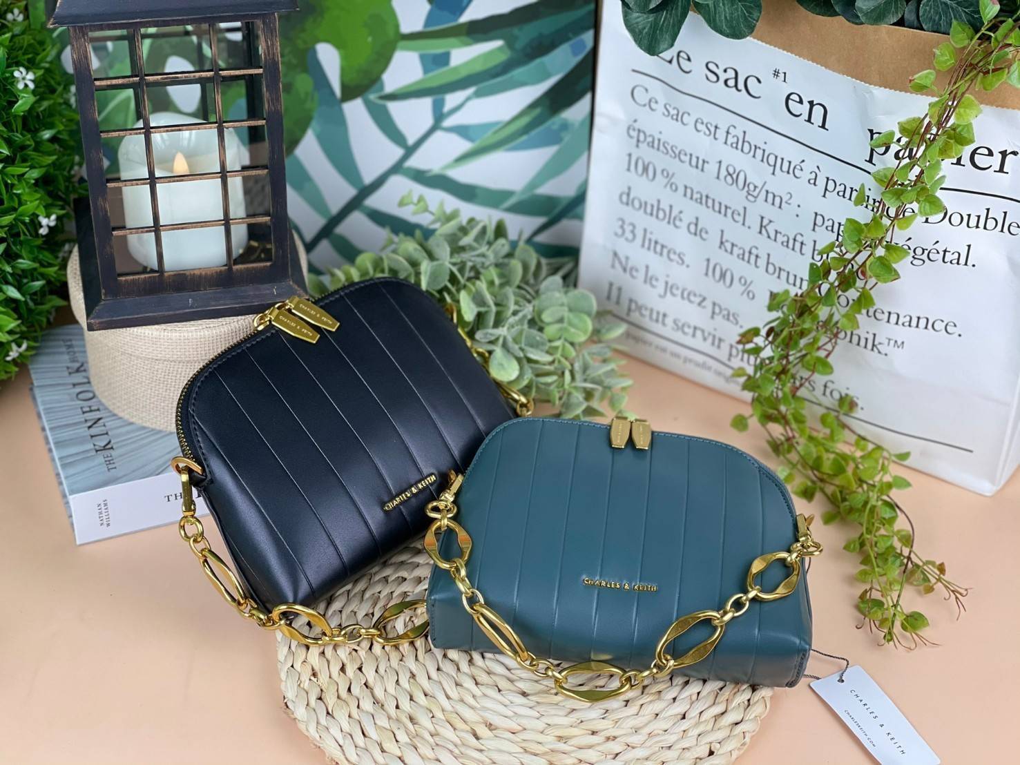 CHARLES & KEITH CHAIN HANDLE PANELLED CROSSBODY BAG กระเป๋าถือ/สะพายข้างทรงสวย วัสดุหนังเรียบแต่งดีไซน์ให้แปลกใหม่โดดเด่น โดยการปั๊มตัวกระเป๋า มีสายโซ่เพิ่มความสง่างามสามารถถือคล้องแขนหรือสะพายไหล่เก๋ๆได้ และยังมีสายสะพายยาวแบบหนังถอดและปรับสายได้อีก 1 เส