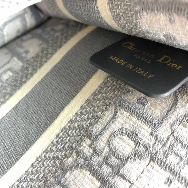CHRISTIAN DIOR MINI BOOK TOTE กระเป๋าถือทรง Shopping ไซส์มินิ สวยคลาสสิค พกพาสะดวก ใช้งานง่ายสุดๆ วัสดุงานทอละเอียดคุณภาพดี ภายในเป็นช่องโล่ง ใบจริงงานสวยเกินเบอร์!! ไม่ผิดหวังจ้า