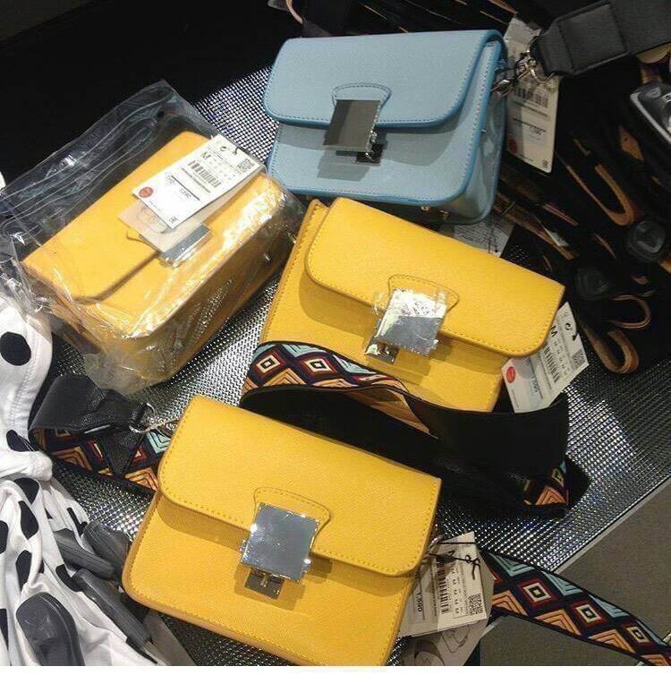 Don't Miss! Best Seller! ZARA CROSSBODY WITH 2STRAPS กระเป๋าถือหรือสะพายทรงคลัชรุ่นยอดนิยมวัสดุหนัง Saffiano อยู่ทรงสวยหรูสไตล์ PRADA แข็งแรงทนทาน ดีไซน์เก๋ไม่ซ้ำใคร เปิดปิดด้วยตัวล๊อคเอกลักษณ์ของ ZARA ภายในมีโลโก้ สามารถใส่มือถือ iphone7+ ได้ โดดเด่