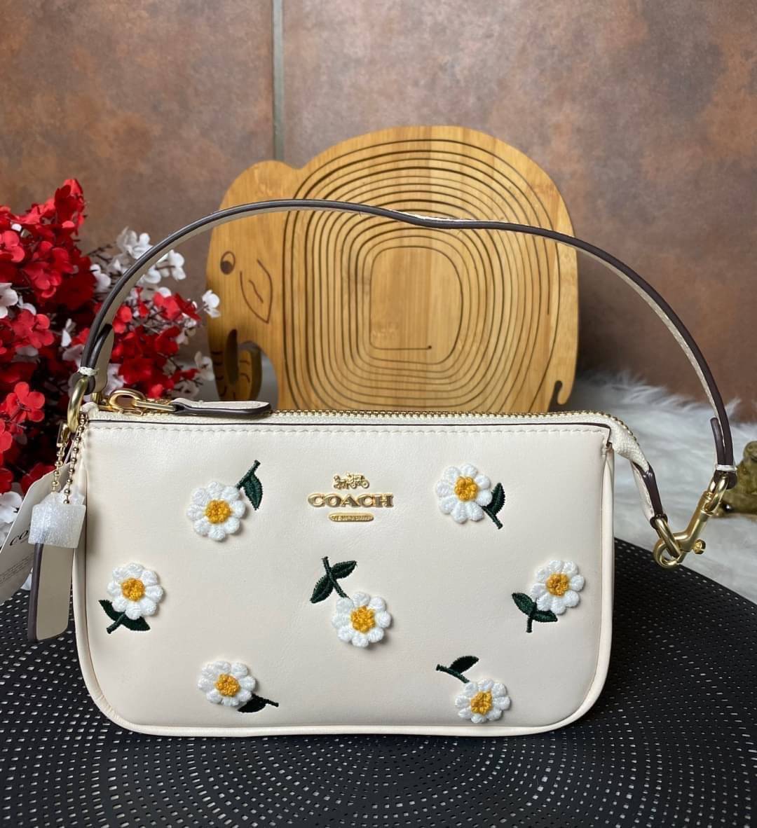 COACH NOLITA DAISY BAG (coach C3356) พร้อมส่งทันทีค่ะ! กระเป๋าหิ้ว//คล้องไหล่ หนังแท้เรียบสวย จุดเด่นด้านหน้าปักดอก Daisy แบบ3D นูนขึ้นมาสวยงามสะดุดดตามากๆค่ะ เปิดปิดกระเป๋าแบบซิป ภายในใส่มือถือได้ทุกรุ่น;กระเป๋าเงินใบกลางได้;มีช่องเสียบบัตร2ช่อง;และช่องใ