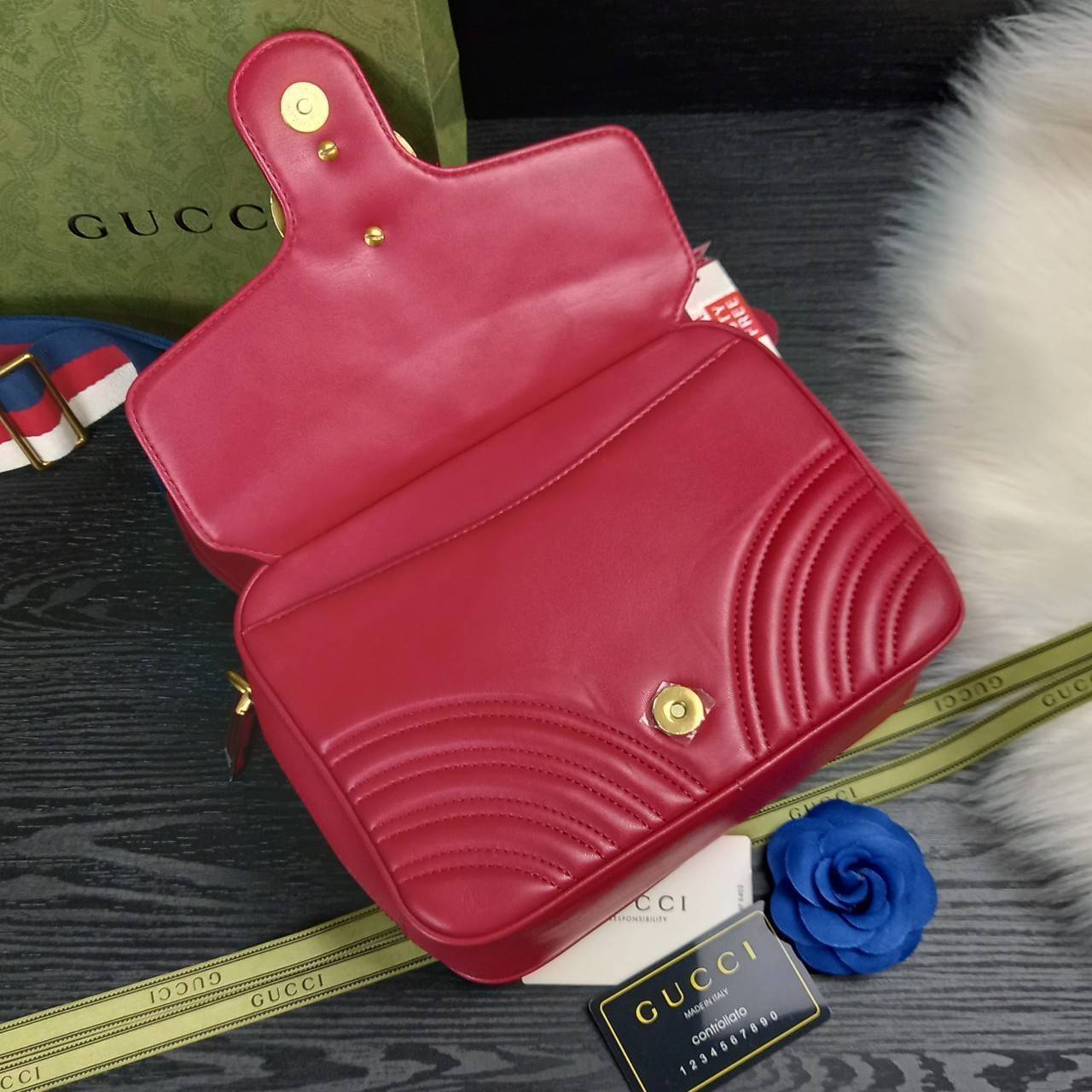 VIP GUCCI GG MARMONT TOP HANDLE SHOULDER BAG / BOLSA GG MATELASSE กระเป๋าถือ กระเป๋าสะพาย คอลเลคชั่นสุดหรู มาพร้อมสายสปอร์ตสะพายยาว สามารถปรับระดับได้ ถอดได้ เป็นอีกรุ่นที่โดดเด่นมากๆ การใช้งานคล้องตัวสุดๆ โดดเด่นด้วยโลโก้ GG ขนาดใหญ่เป็นเอกลักษณ์