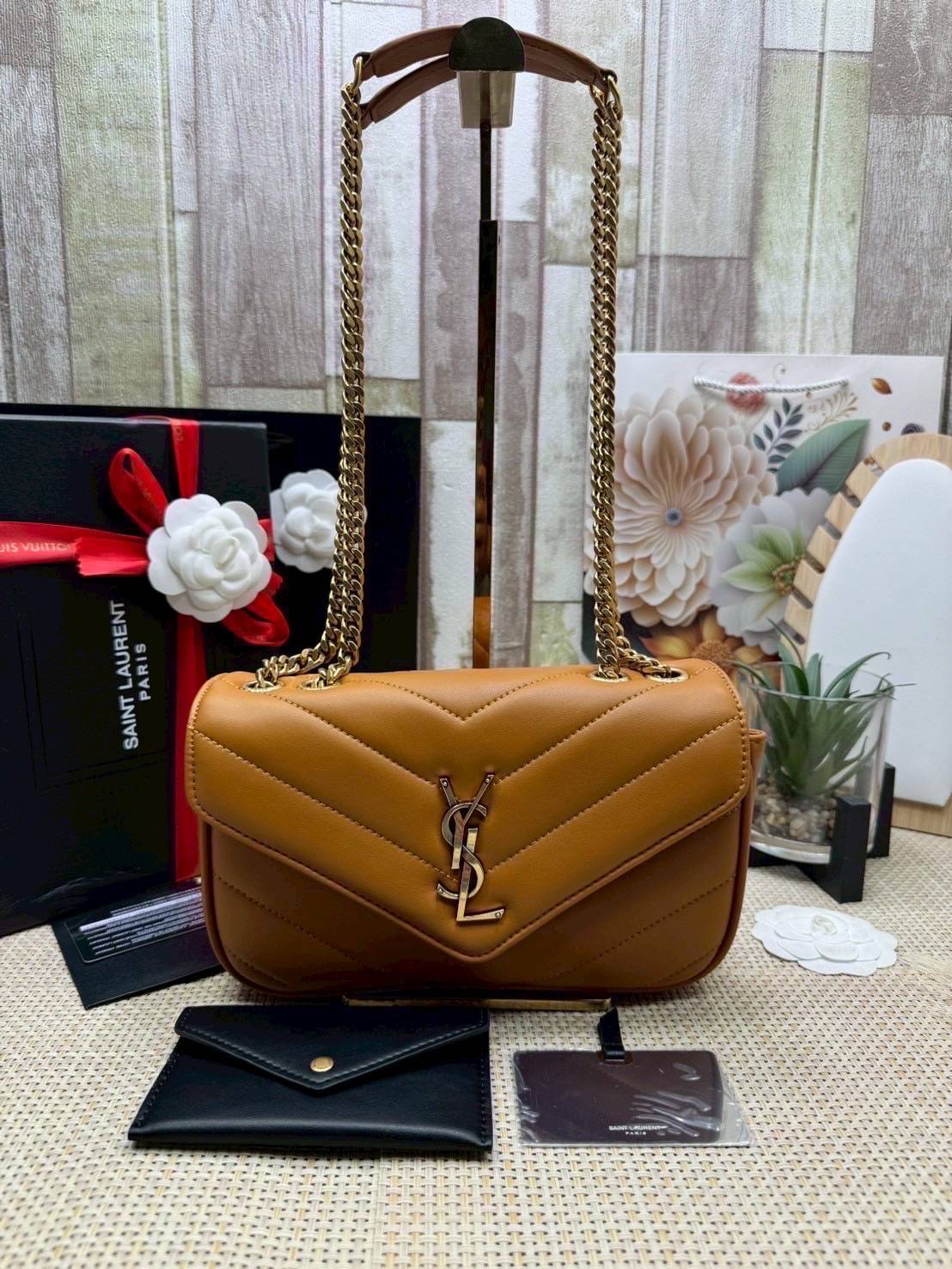 ORI หนังแท้ | YSL LOULOU small in MATELASSÉ กระเป๋าสะพายสายโซ่าีทองหรูหรา งานหนังแท้เนื้อนุ่มตะเข็บเย็บลายเชฟรอนสวยหรูโดดเด่นเป็นเอกลักษณ์ 🤍 เกรดออริจินอล หนังแท้