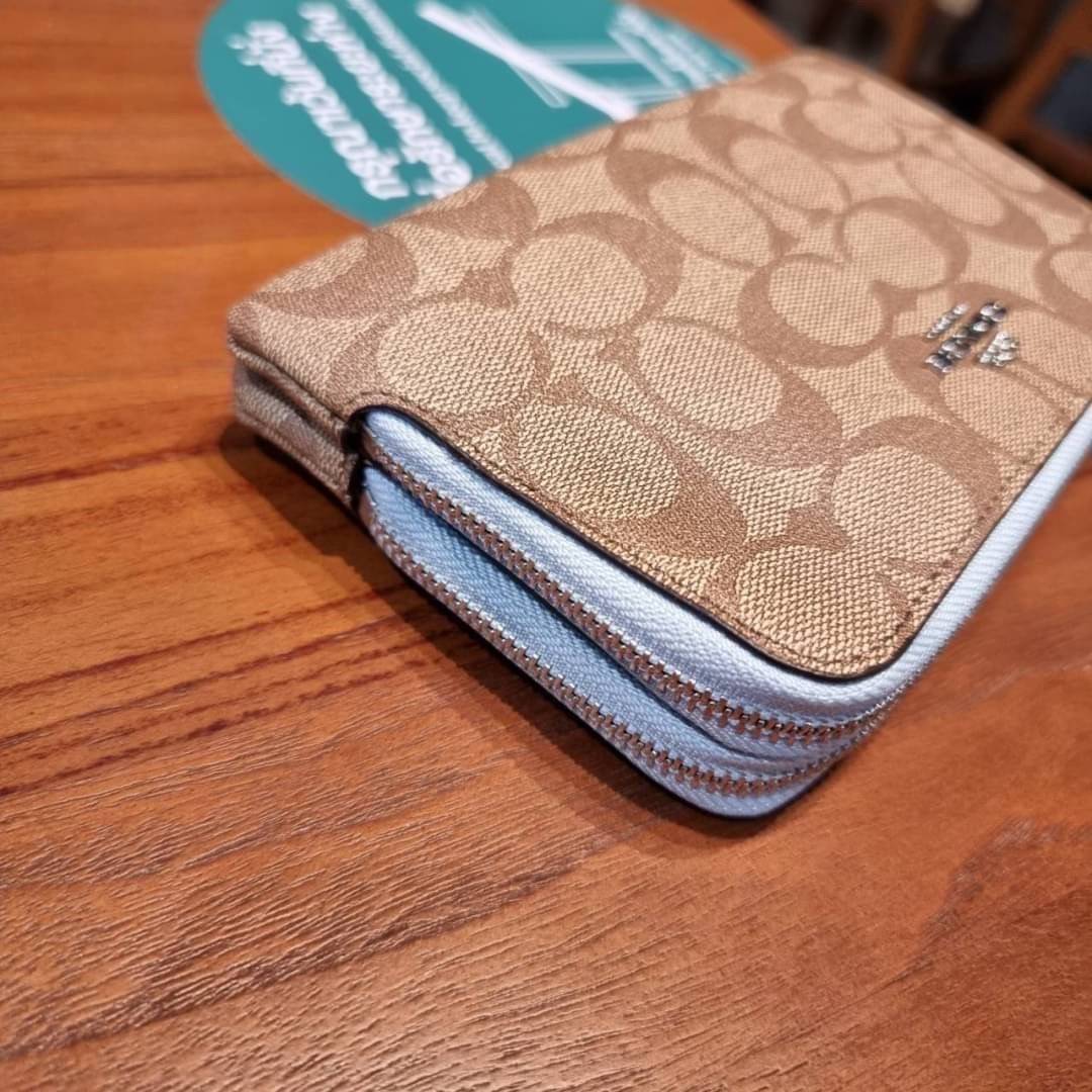COACH F87591 DOUBLE CORNER ZIP WALLET IN SIGNATURE COATED CANVAS คล้องมือรุ่น 2 ซิป!! มาแล้วจ้า 🌟🤗 ไซส์นี้คือเหมาะมือจริงๆ พกง่ายเช่นเคย ไม่ต้องกังวลว่าจะเกะกะหรือกินพื้นที่กระเป๋าหลัก วัสดุหนังแคนวาสเคลือบลาย มีช่องหลักแยก 2 ช่อง ภายในบุผ