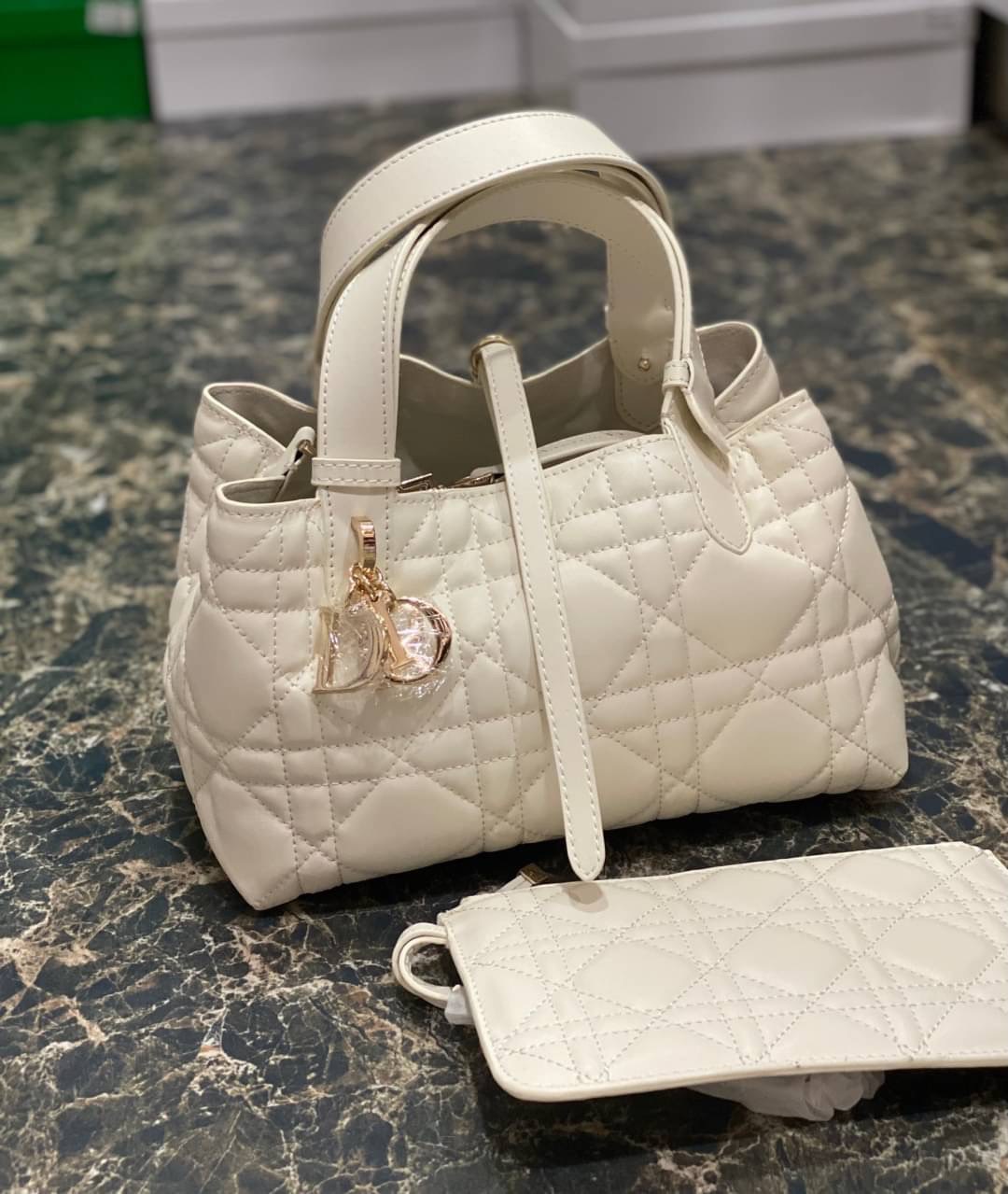 Small 23cm DIOR TOUJOURS BAG Macrocannage Calfskin / DIOR Tote Bag ออริ 1:1 พร้อมส่ง 3 สี กระเป๋าสะพายทรงโท้ท จุของได้เต็มที่ รูปทรงคลาสสิค หนังสวย หรูหราเกินราคา