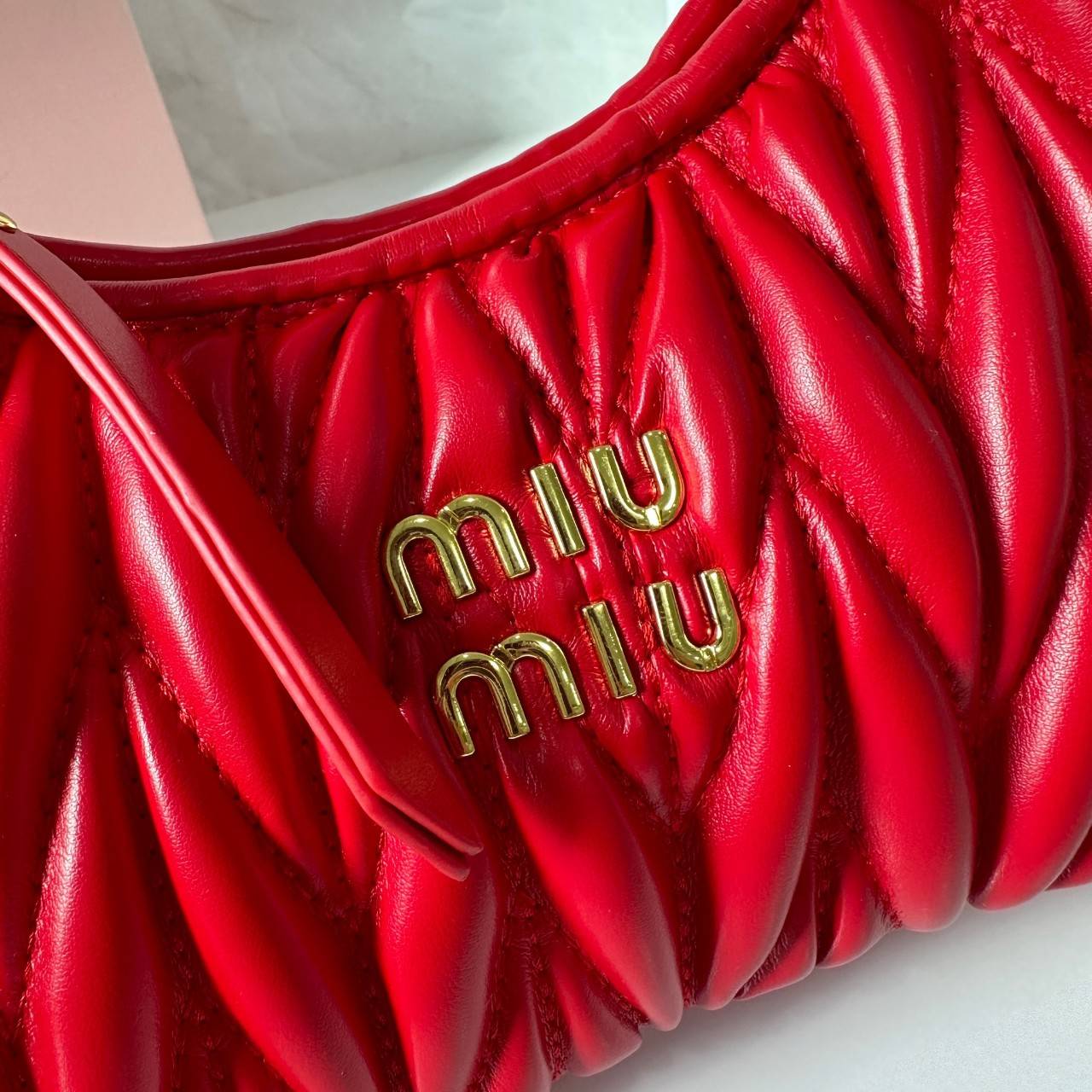 MIU MIU WANDER MATELASSÉ MINI HOBO BAG กระเป๋าถือ/กระเป๋าสะพายข้าง แบรนด์ดังจากอิตาลี ด้วยเอกลักษณ์ความโดดเด่น