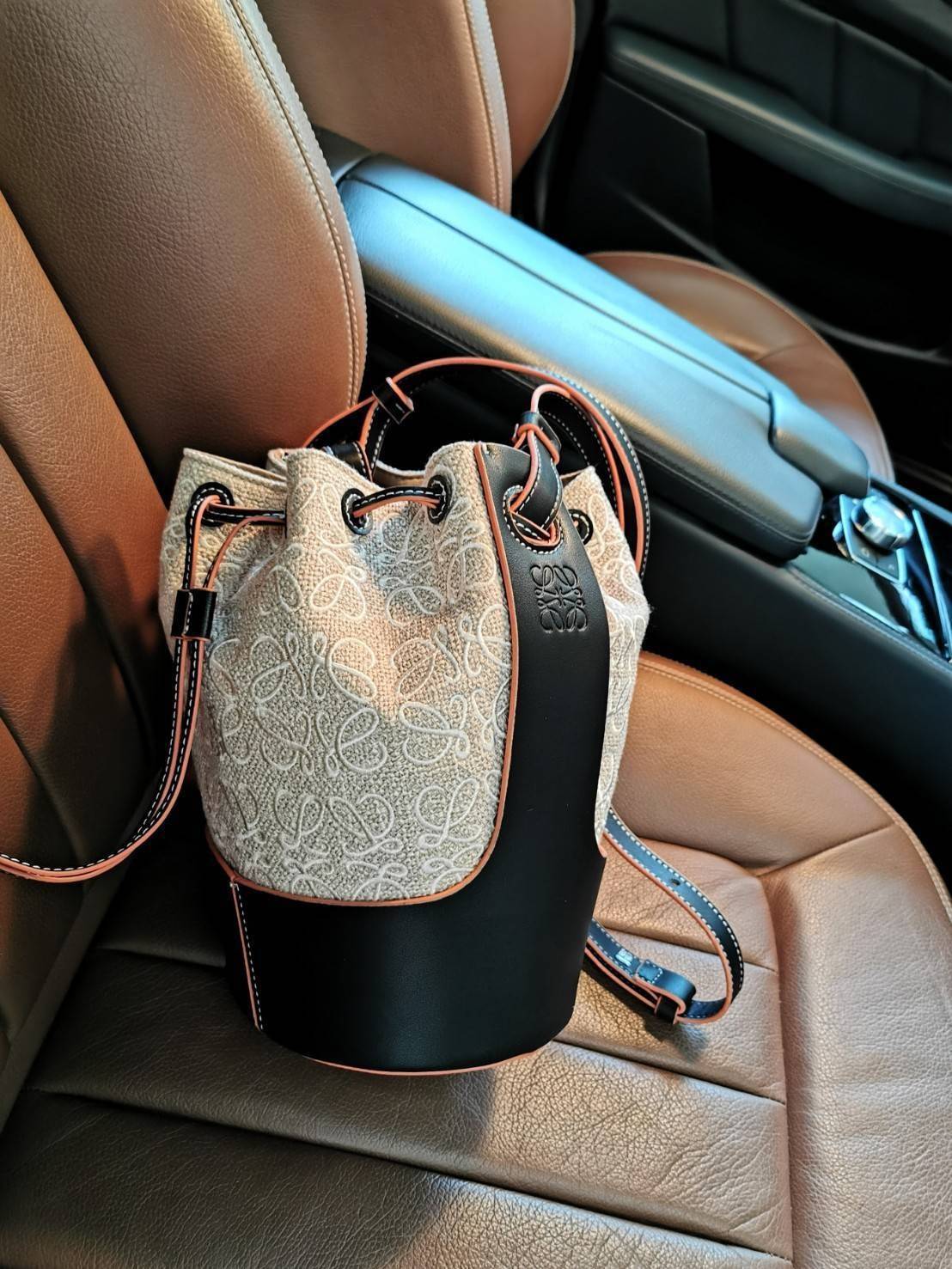 พรีเมี่ยมกิ๊ฟแท้ 100% 】LOEWE CROSSBODY ANAGRAM BUCKET BAG GIFT WITH PURCHASE (GWP) กระเป๋าถือหรือสะพายพรีเมี่ยมกิ๊ฟ Limited จาก LOEWE PERFUME DUTYFREE COUNTER รุ่นใหม่ล่าสุด Rare items หายากสุดเลอค่าวัสดุ Anagram Canvas ตัดหนังแท้ Calfskin สุดคลาสสิค