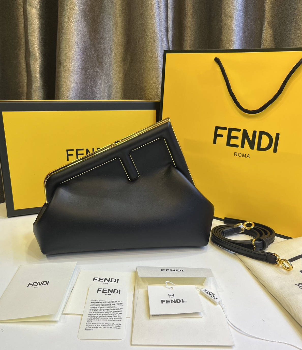 พร้อมส่ง 6 สี FENDI First Midi bag กระเป๋าทรงคลัชมาพร้อมสายสะพาย รูปลักษณ์สวยงามทันสมัย 🧡 เกรดออริจินอล 1:1 สลับแท้ ใช้งานต่างประเทศได้