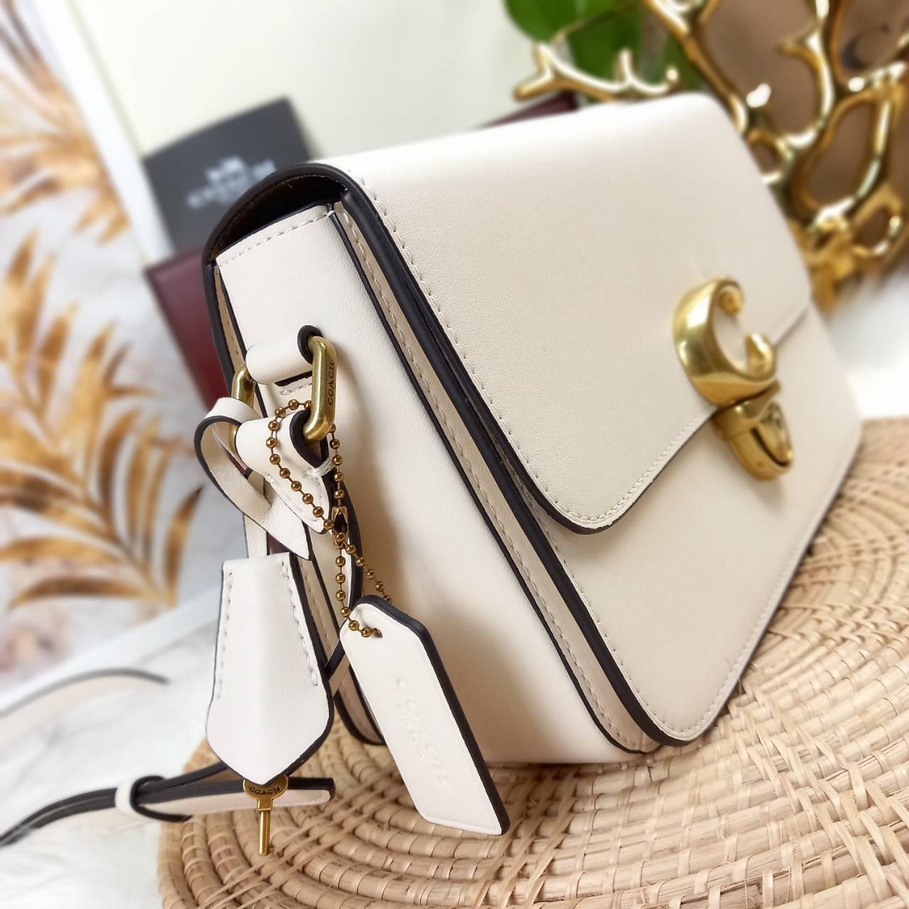 COACH STUDIO GLOVETANNED LEATHER SHOULDER BAG (C6641)🌺ห้ามพลาดเด็ดขาด!! สวยละมุน เรียบหรู ดูแพงสุดๆ!! //กระเป๋าถือ กระเป๋าสะพาย ดีไซน์เนี้ยบ! เฉียบมาก!// วัสดุหนังแท้ หนังเรียบเต็มใบ อยู่ทรง สวยมากๆ ดีเทลเรียบหรู ผู้ดีสุดๆ!// ด้านหน้าเปิด-ปิดด้วยต