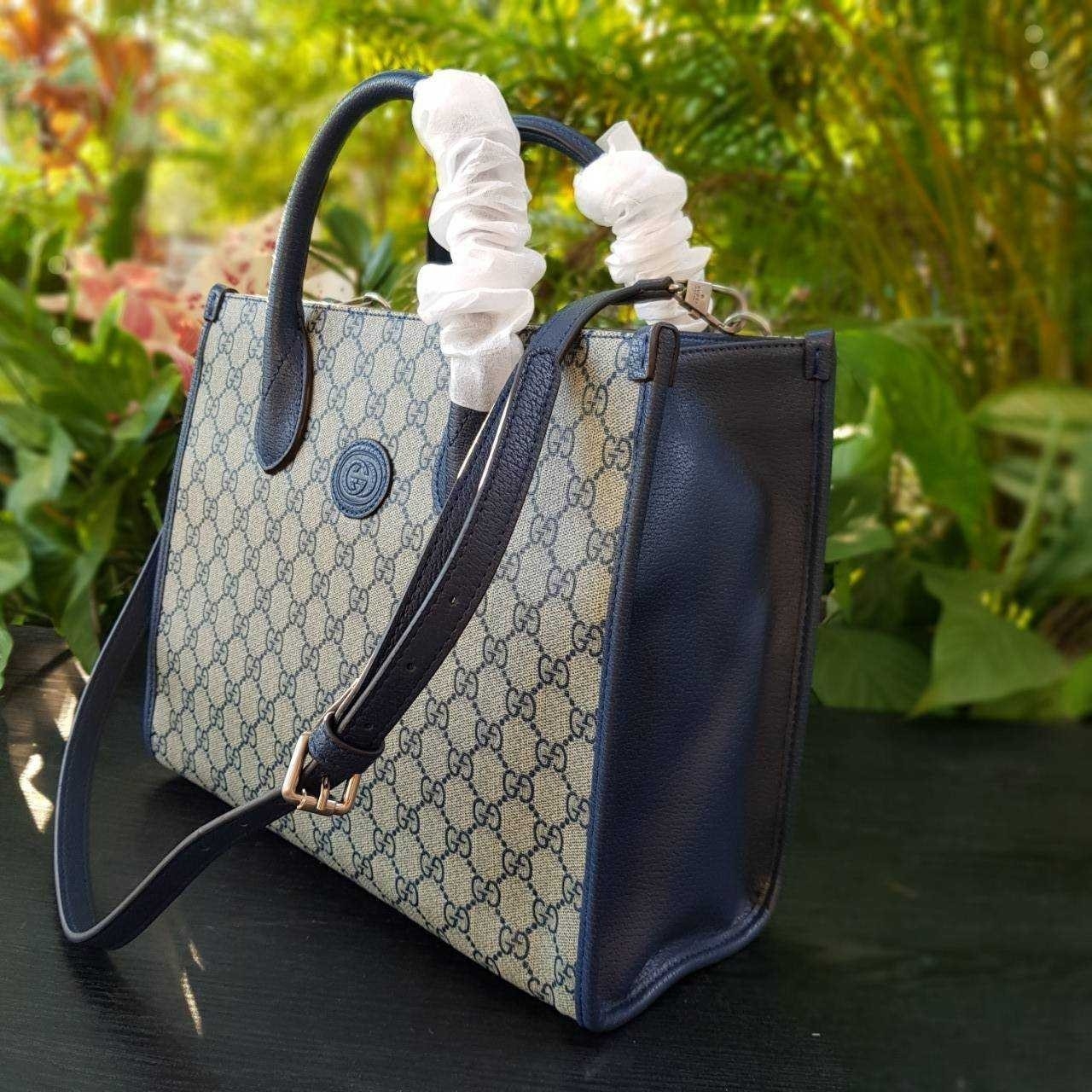 GUCCI Small tote bag with Interlocking G กระเป๋าทรงTOTE ใบใหญ่สุดหรูหรา คลาสสิค จุของได้เยอะ มาพร้อมสายสะพายยาว สามารถถอดเก็บได้ ใช้ได้ทุกโอกาส เป็นอีกรุ่นที่โดดเด่นมากๆ