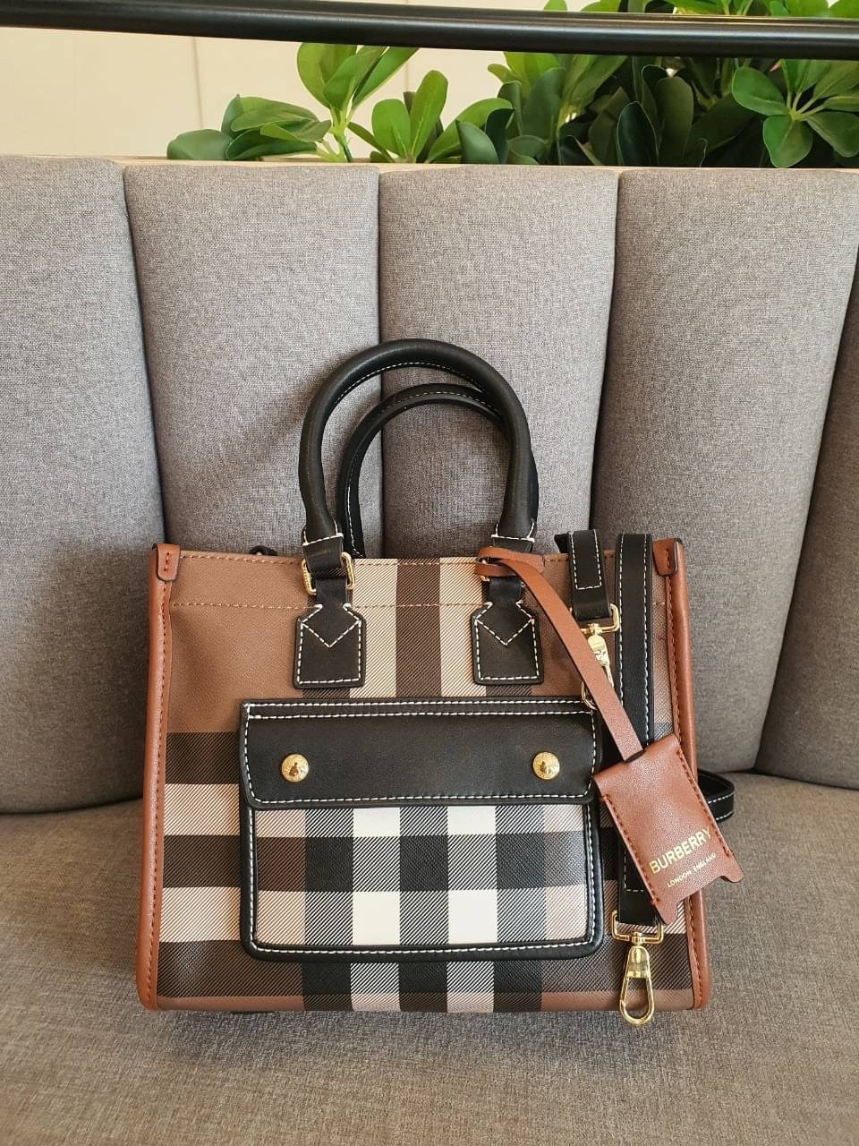 Burberry Mini Freya Tote in Dark Birch Brown / BURBERRY MINI FREYA TOTE BAG กระเป๋าถือ กระเป๋าสะพายครอสบอดี้ วัสดุหนังพิมลาย MONOGRAM โทนเข้ม