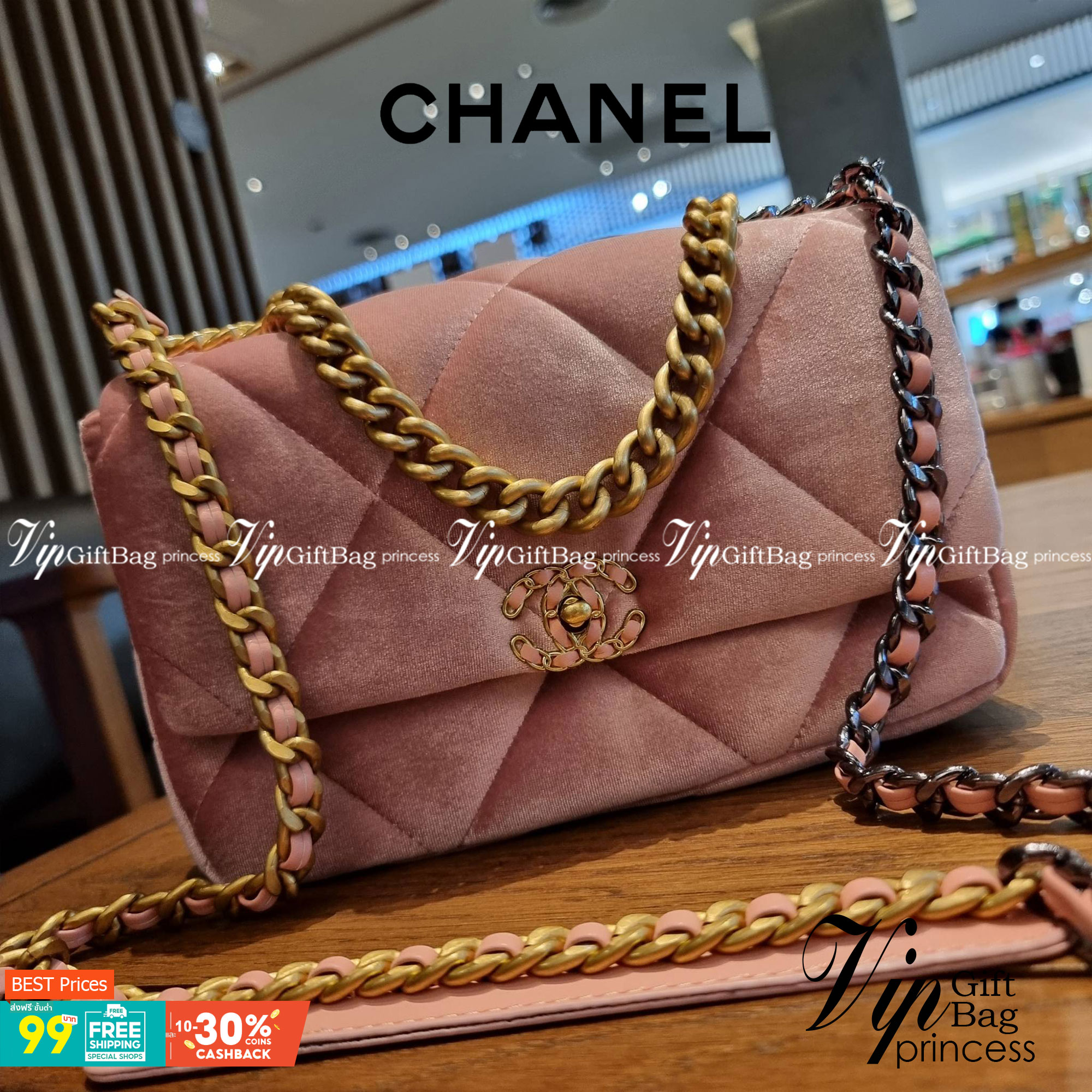 ไม่มองไม่เหลียวไม่ได้แล้ว!! ความหรูที่โดดเด่นจากผ้ากำมะหยี่ สร้างดีเทลผู้ดี ลูกคุณมากๆ Chanel vip boutique กระเป๋าสะพายจาก duty free ในราคาสุดประหยัด!! ดีไซน์เลิศ ตกแต่งด้วยโซ่ทูโทน ลงตัวแบบไม่มีที่ติ เปิด-ปิดด้วยตัวบิดล็อค ภายในโล่งกว้าง ใส่กระเป๋าสตางค์