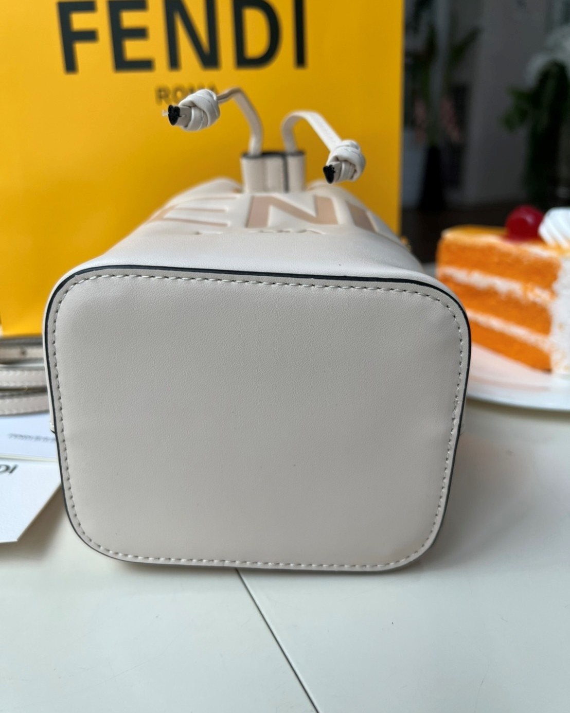 FENDI Mon Tresor Mini Leather Bucket Bag / FENDI Bucket Bag พร้อมส่ง กระเป๋าถือหรือสะพายข้างทรงบัคเก็ต ทรงขนมจีบ ลายแบรนด์ อะไหล่ทองหรูหรา