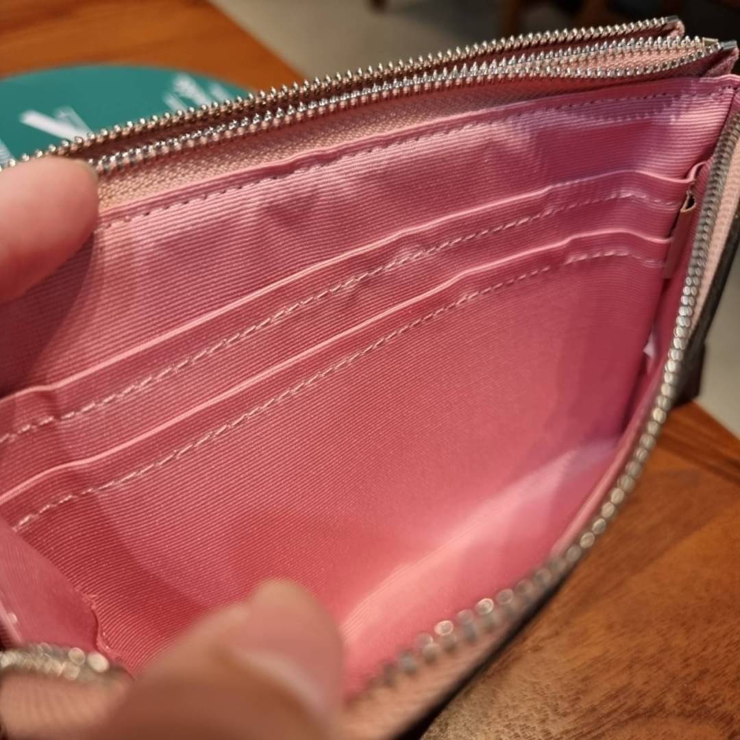 COACH F87591 DOUBLE CORNER ZIP WALLET IN SIGNATURE COATED CANVAS คล้องมือรุ่น 2 ซิป!! มาแล้วจ้า 🌟🤗 ไซส์นี้คือเหมาะมือจริงๆ พกง่ายเช่นเคย ไม่ต้องกังวลว่าจะเกะกะหรือกินพื้นที่กระเป๋าหลัก วัสดุหนังแคนวาสเคลือบลาย มีช่องหลักแยก 2 ช่อง ภายในบุผ