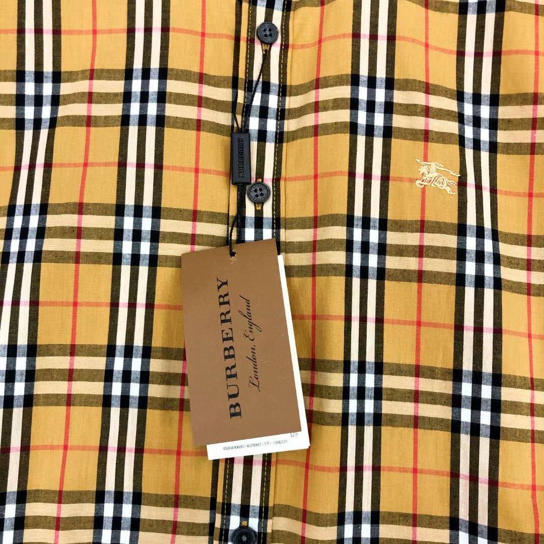 BURBERRY SHIRT / BURBERRY LONG SLEEVE VINTAGE CHECK SHIRT เสื้อเชิ้ตแขนยาวแบรนด์เบอเบอรี่ ลายสก็อตสุด classic เรียบหรู ดูดี ภูมิฐานมากๆค่ะ สินค้านำเข้าคุณภาพเทียบแท้ งานสวยเทพ เนื้อผ้าอย่างดี เป๊ะมาก รับประกันความพอใจเลยนะคะ ใส่เป็นเชิ้ตติดกระดุมเนี๊ยบๆ ห