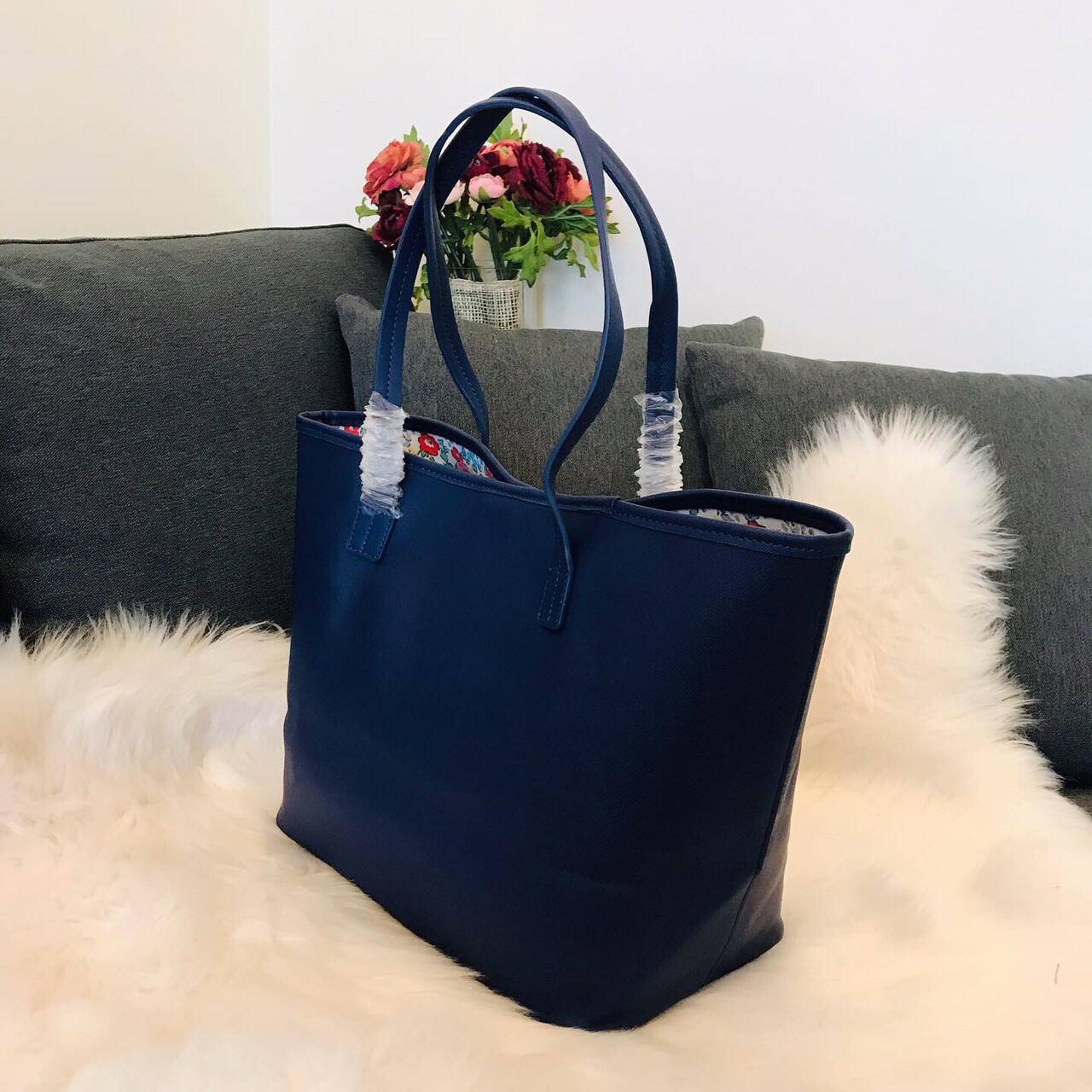 Cath kidston tote bag กระเป๋าสะพายรุ่นใหม่ วัสดุ PU คุณภาพดี นิ่ม น้ำหนักเบา เช็ดทำความสะอาดง่าย เปิดปิดกระเป๋าด้วยกระดุมแม่เหล็ก ด้านในโล่งกว้างมีช่องซิปสำหรับใส่ของ จุของได้เยอะ สายสะพายไหล่ยาวสุด22cm.ขนาดกำลังดีราคาสุดคุ้มห้ามพลาดค่ะ