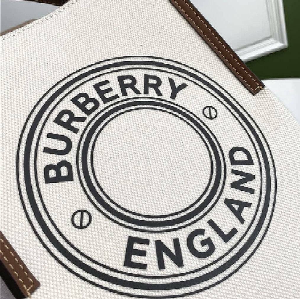 BURBERRY FRAGRANCES CROSSBODY BUCKET BAG วัสดุ Canvas & Leather สวยหรูอยู่ทรงมาพร้อมกระเป๋าคลัชใบเล็กสีน้ำตาลเข้าชุด