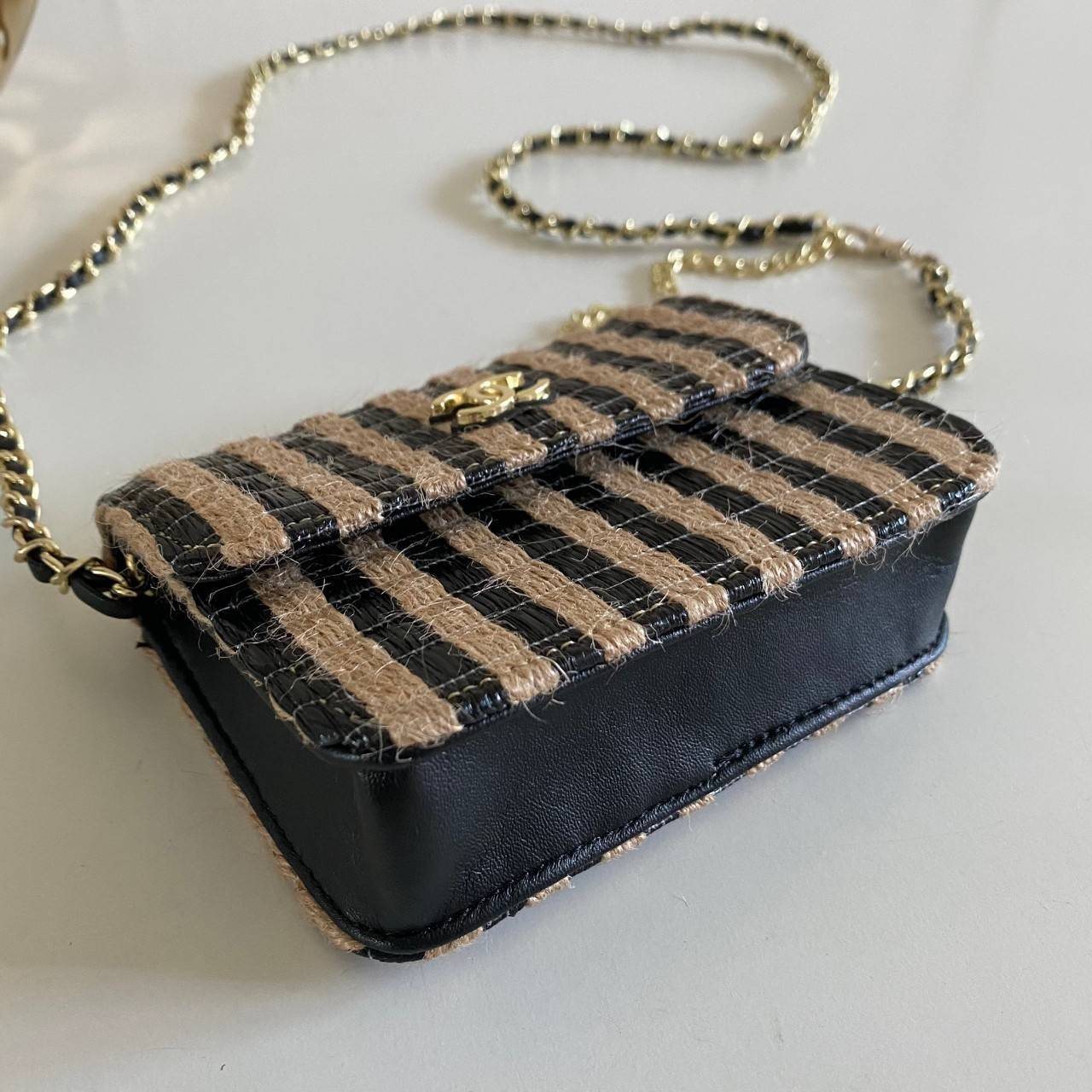 พรีเมี่ยมกิ๊ฟแท้ 100% 】หนังแท้ Chanel wallet on chain mini 12 cm สวยมาก วัสดุสานทอพิเศษตามฉบับแบรนด์ น่ารักสุดๆ ใส่ การ์ด/เหรียญ/ธนบัตร(พับ) ใส่ได้เยอะ สายสะพายปรับระดับได้ตามต้องการ ไว้สะพายหรูๆ ได้แม่
