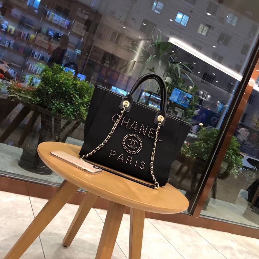 Chanel Shopping Bag VIP Gift denim canvas and leather กระเป๋าผ้าแคสวาส งานปักมุกหรูหรามาก เกินเรื่องมาก ดูแพงสุด!! งานแพงงานสวยจ้า ใบใหญ่จุใจใส่ของได้เยอะ ตามคำเรียกร้อง ถือชิคๆๆ เหมาะกับSummerสุดๆ มีใบเดียวจบ สวยหรูคุณนายสุดๆเลิศมากค่า