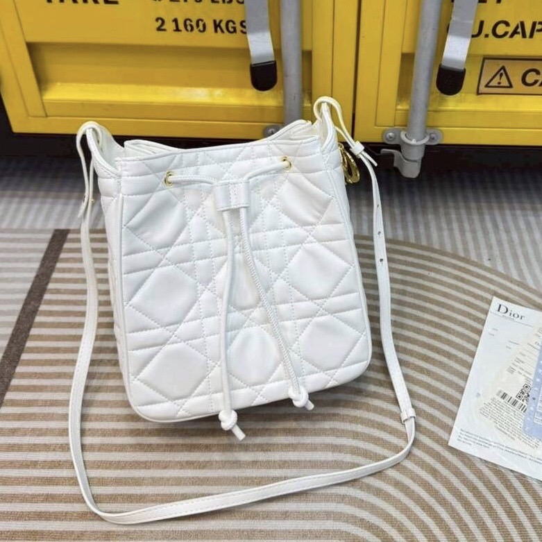 Dior Medium D-Motion Bag กระเป๋าสะพายทรงบัคเก็ต โดดเด่นด้วยดีไซน์ทรงถังทันสมัยเรียบง่ายใช้งานได้จริง เย็บตะเข็บแบบ Macrocannage นุ่มนวล