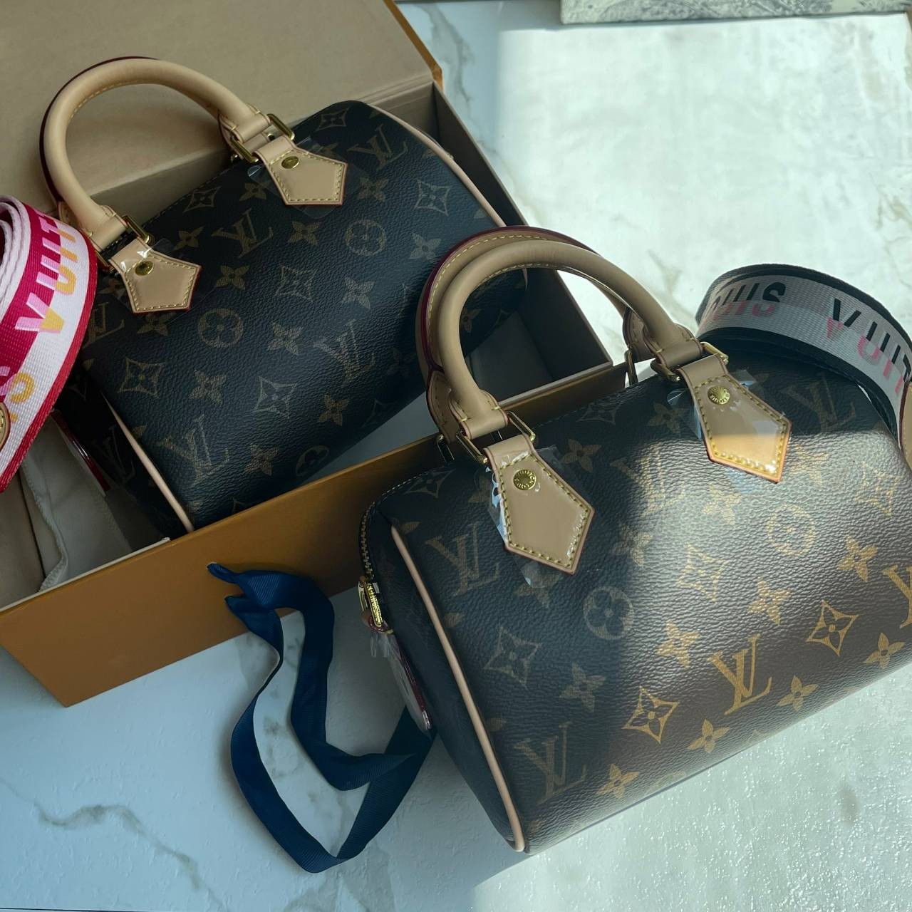 หนังแท้ LOUIS VUITTON POCHETTE SPEEDY BANDOULIÈRE 20 มาพร้อมสายผ้า มีให้เลือก2 สี ถ่ายสดจากสินค้าจริง ขนาดน่ารัก เป็น every look ที่หรูหรามากค่าา